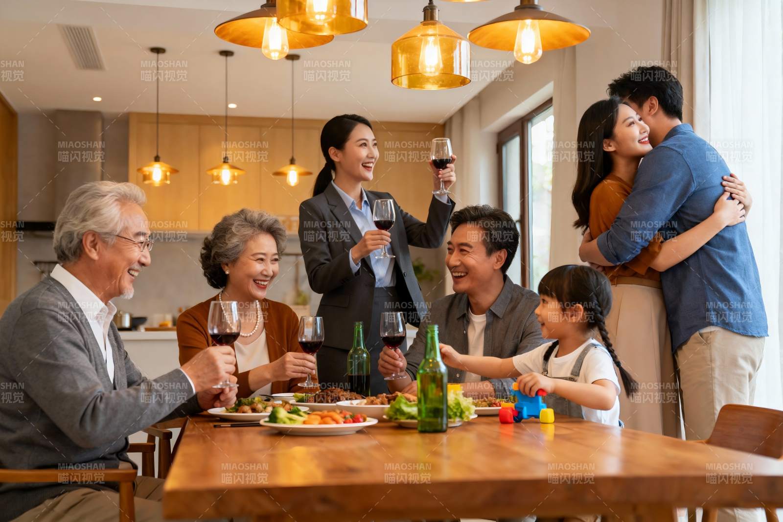 三代同堂家庭聚餐其乐融融图片