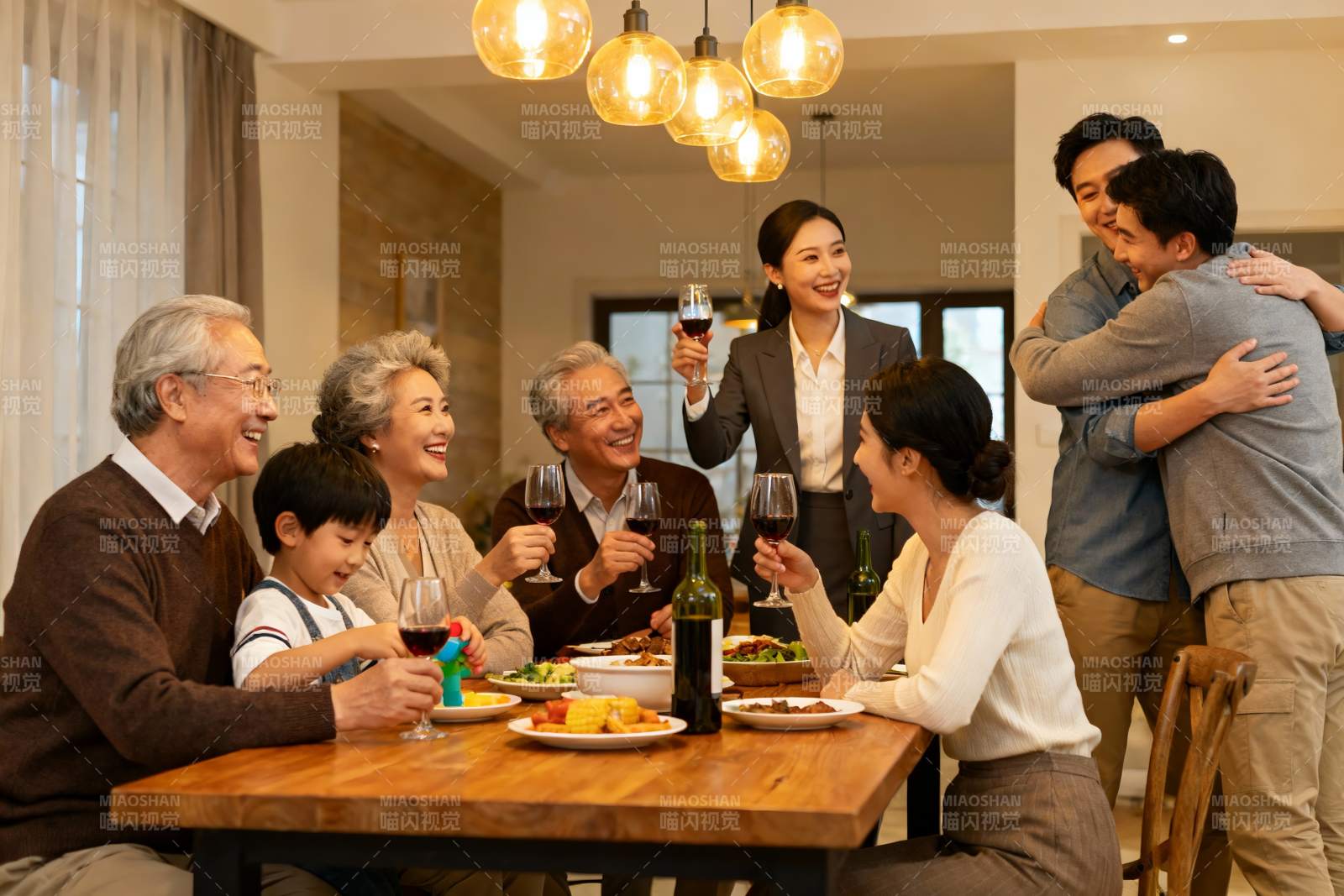 家庭聚餐欢庆时刻图片