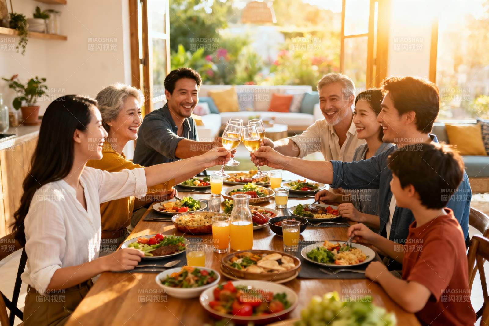 家庭聚餐欢庆时刻图片