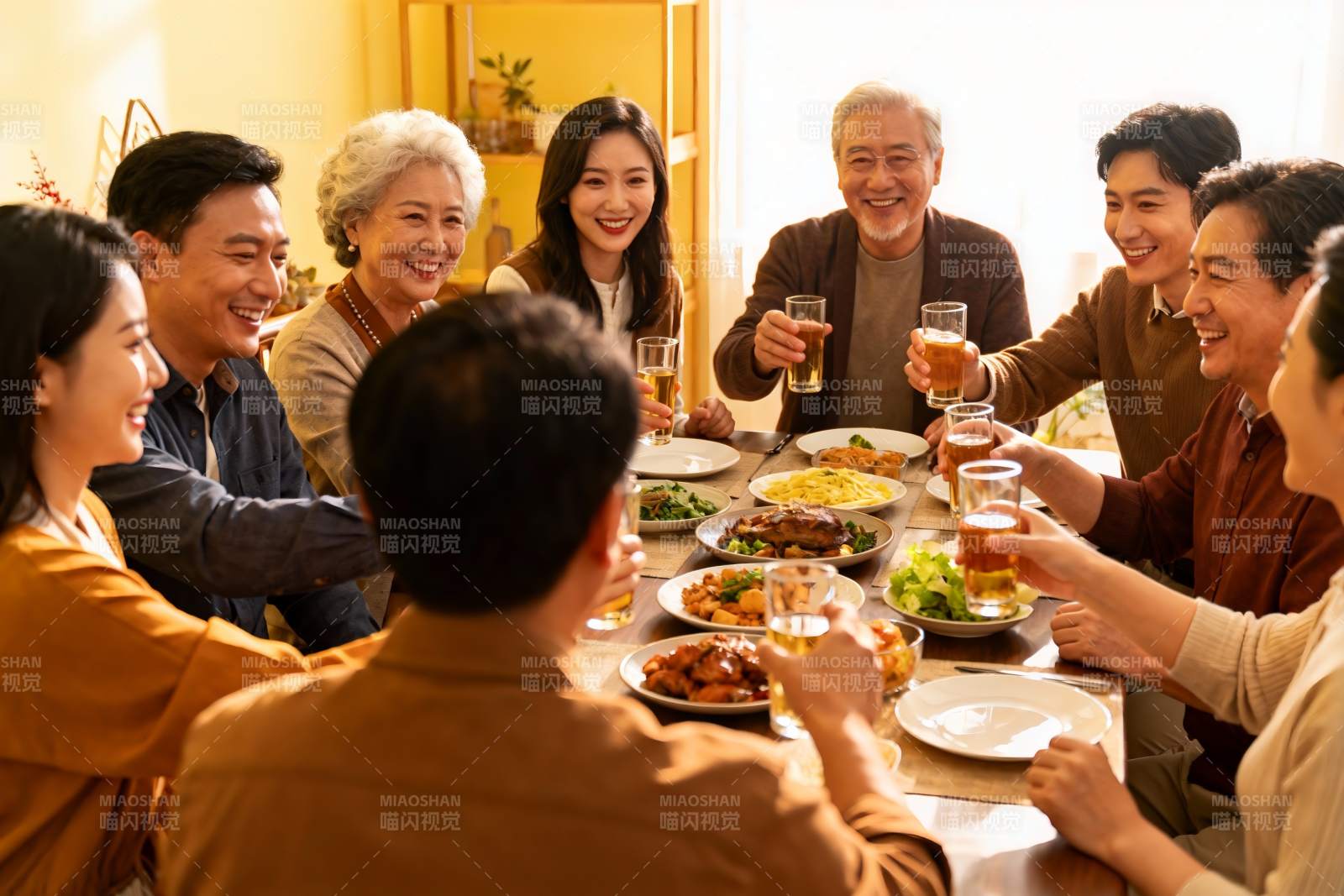 家庭聚餐欢庆时刻图片