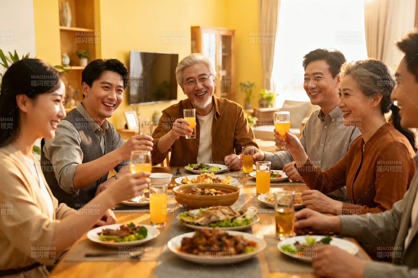 家庭聚餐欢庆时刻图片