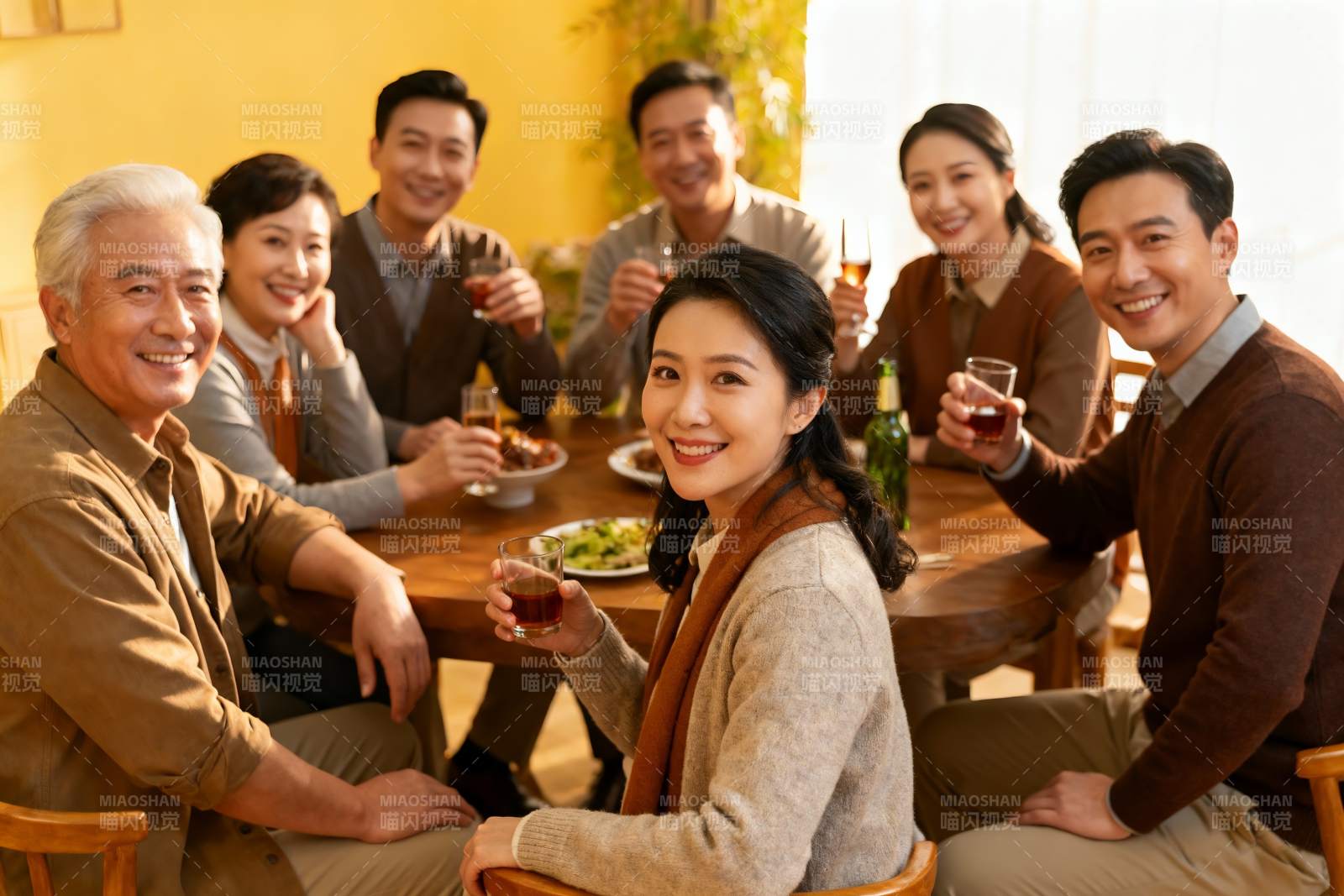 家庭聚餐欢庆时刻图片