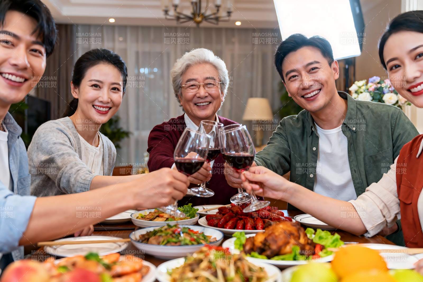 家庭聚餐欢庆时刻图片
