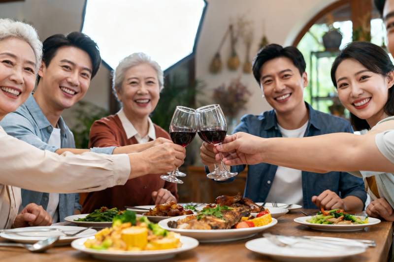 家庭聚餐欢庆时刻图片