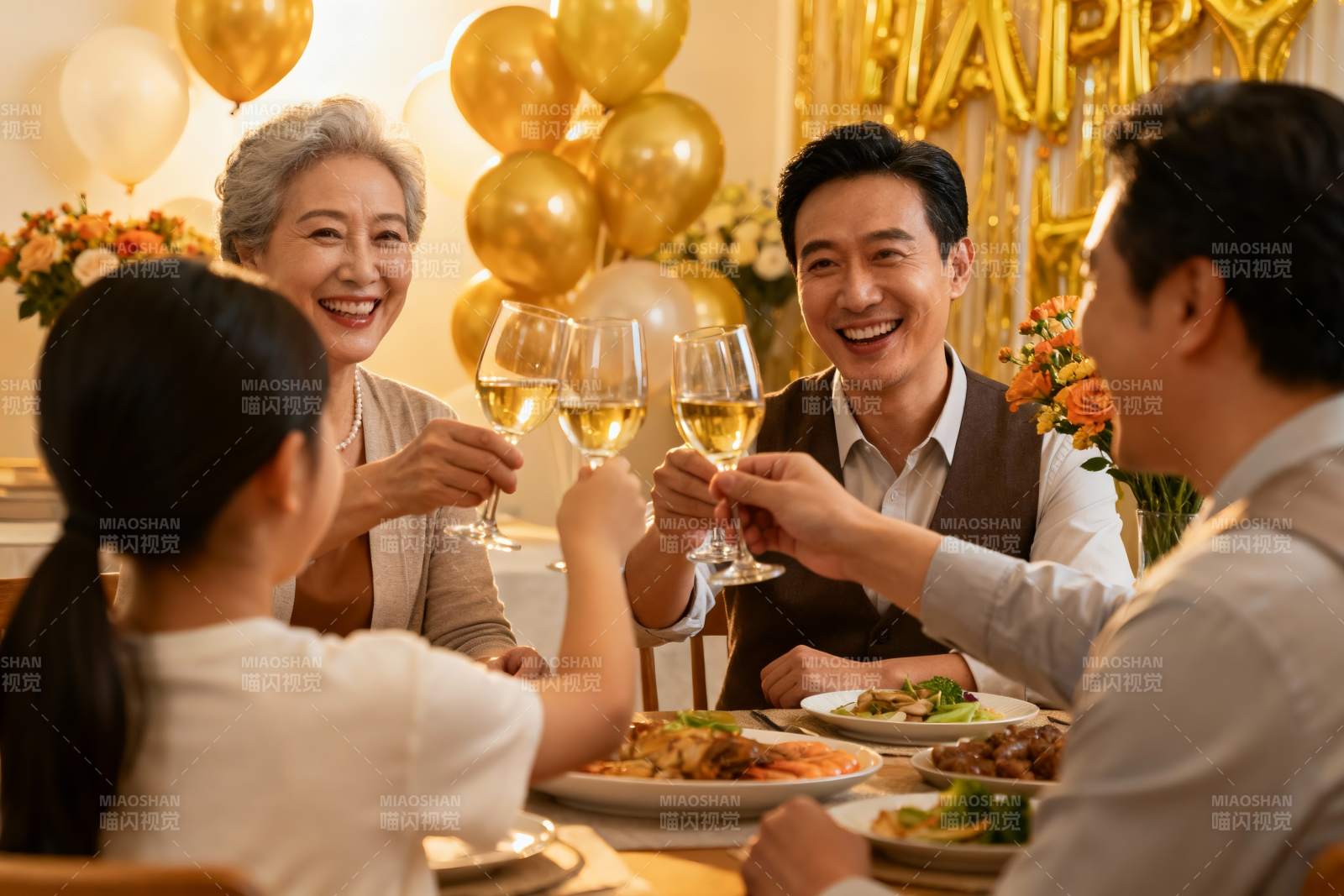 家庭聚餐欢庆时刻图片
