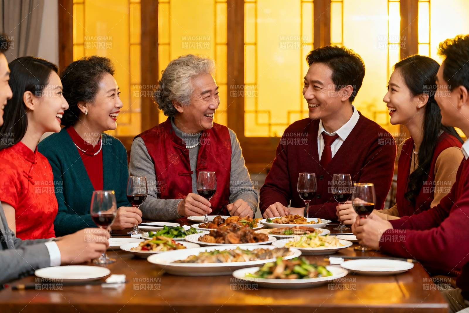 家庭聚餐欢声笑语其乐融融图片