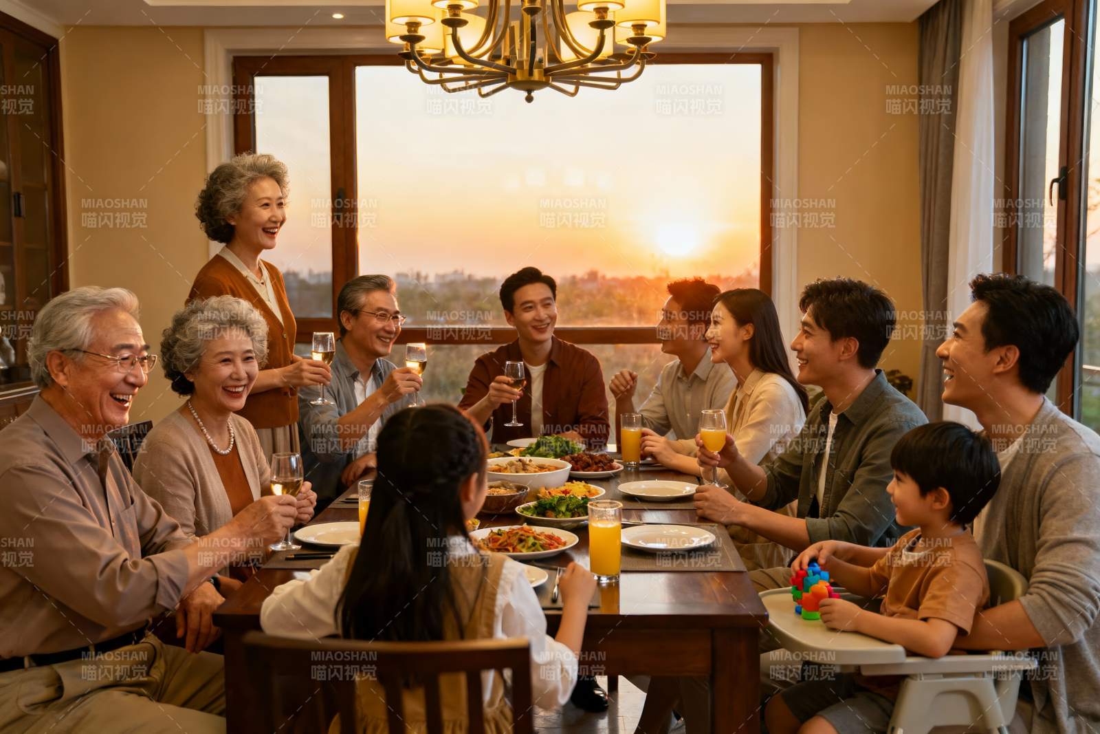 三代同堂家庭聚餐温馨时刻图片