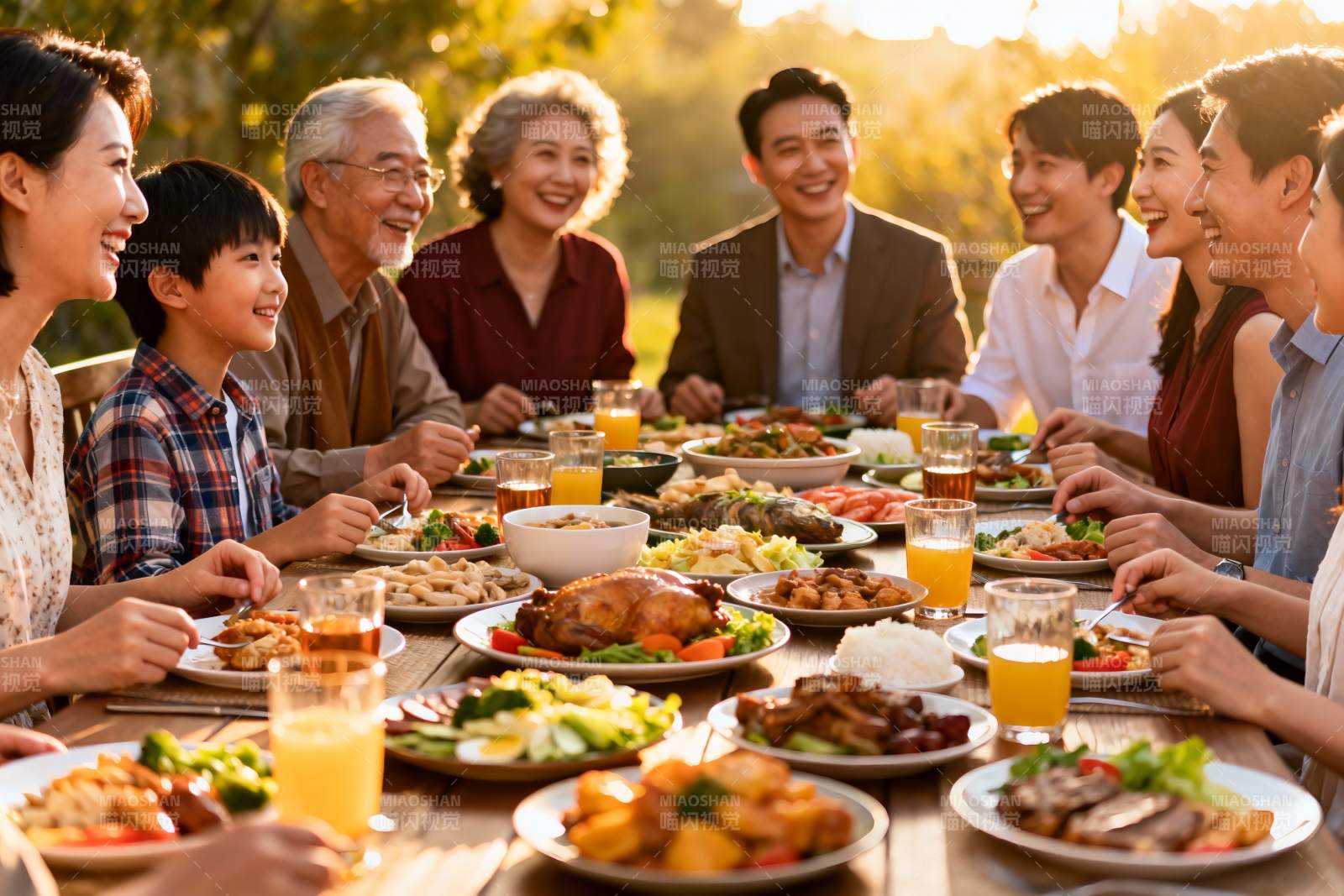 家庭聚餐其乐融融图片