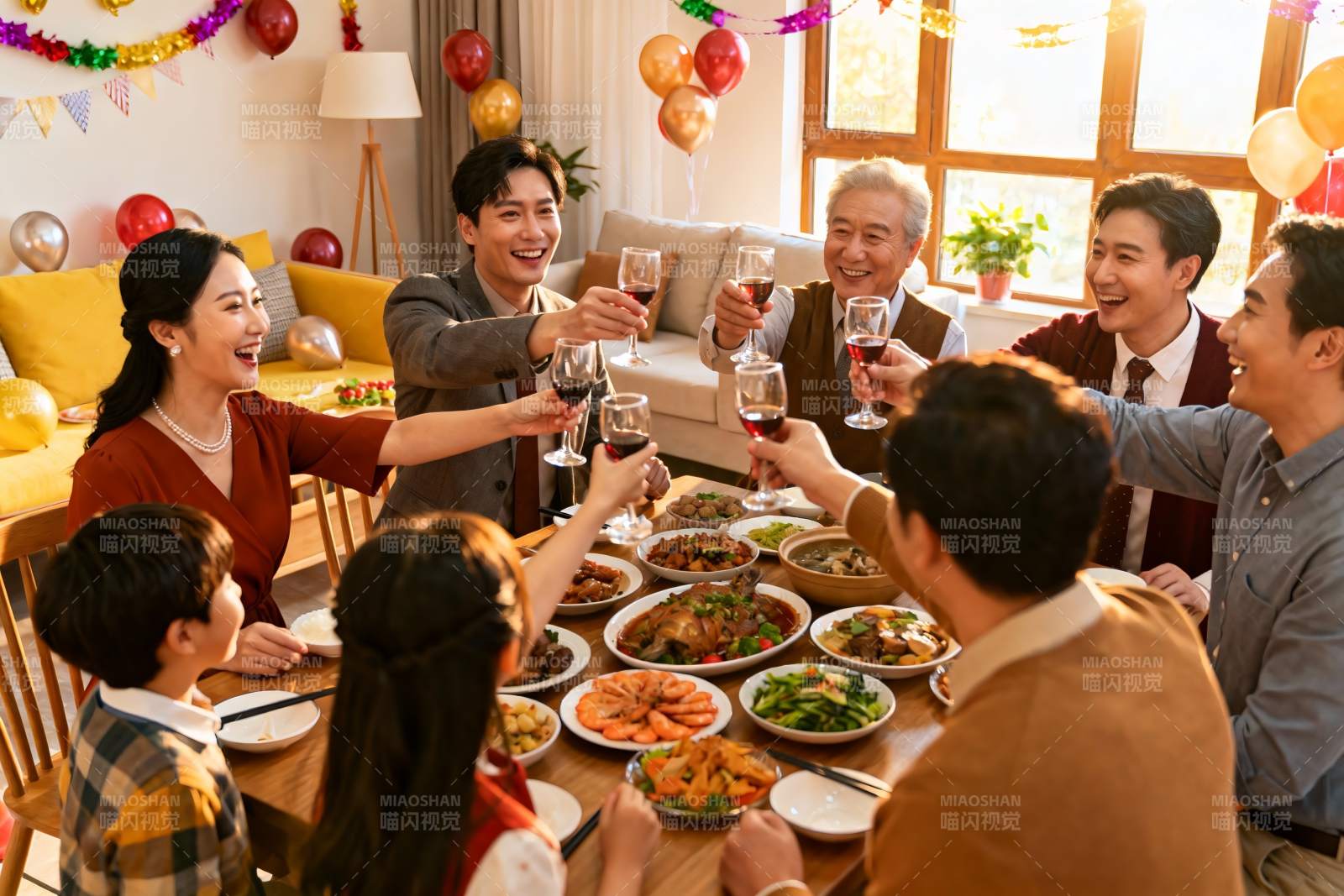 家庭聚餐欢庆时刻图片