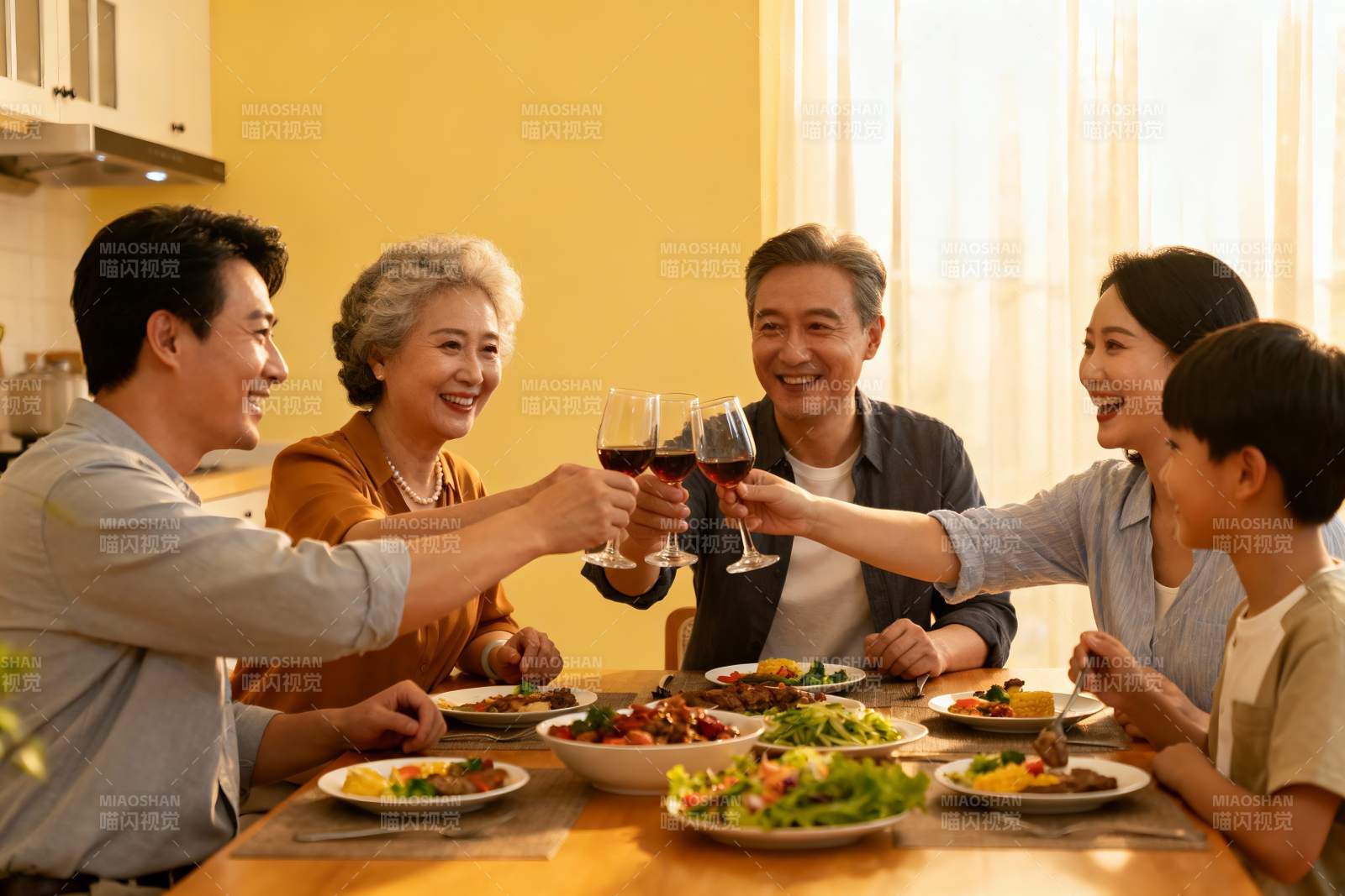 三代同堂家庭聚餐举杯欢庆图片