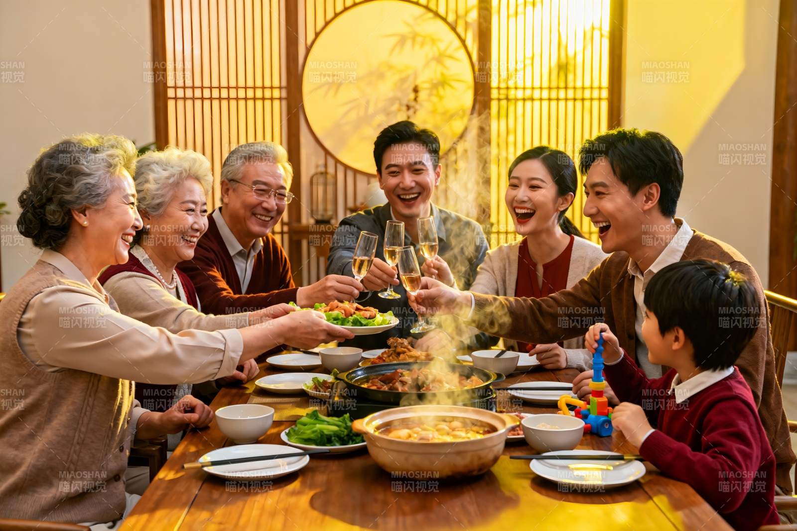 三代同堂家庭聚餐其乐融融图片