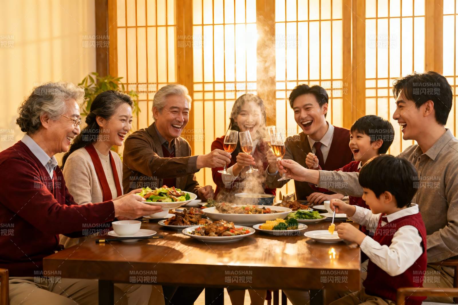 三代同堂家庭聚餐温馨场景图片