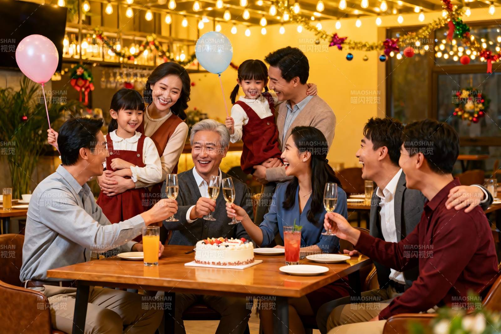 家庭聚会欢庆场景图片