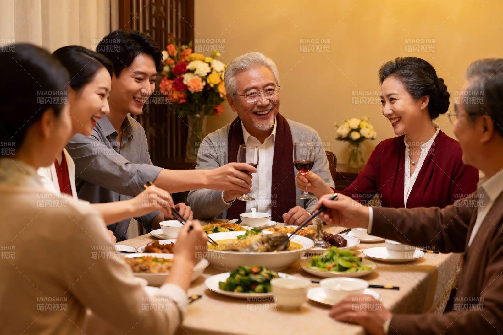 家庭聚餐欢庆时刻图片