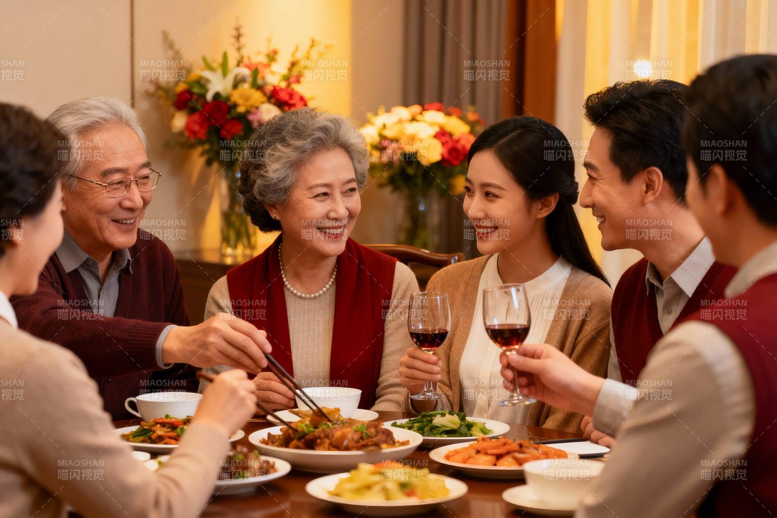 三代同堂家庭聚餐温馨场景图片
