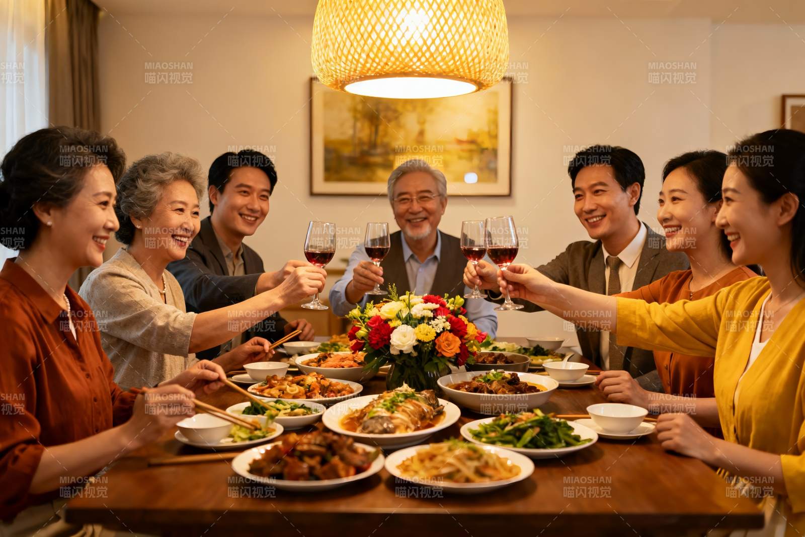 家庭聚餐欢庆时刻图片