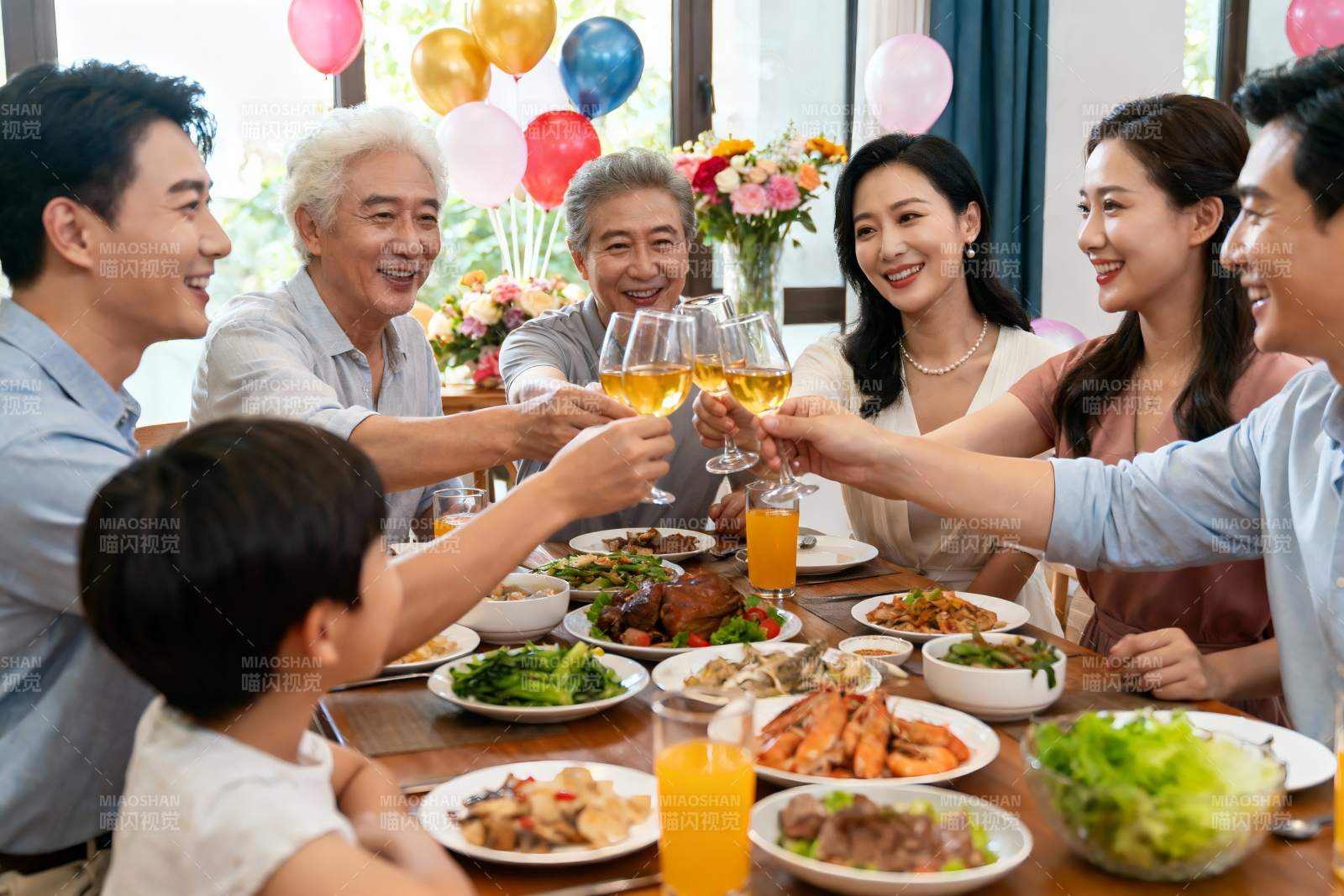 家庭聚餐欢庆时刻图片