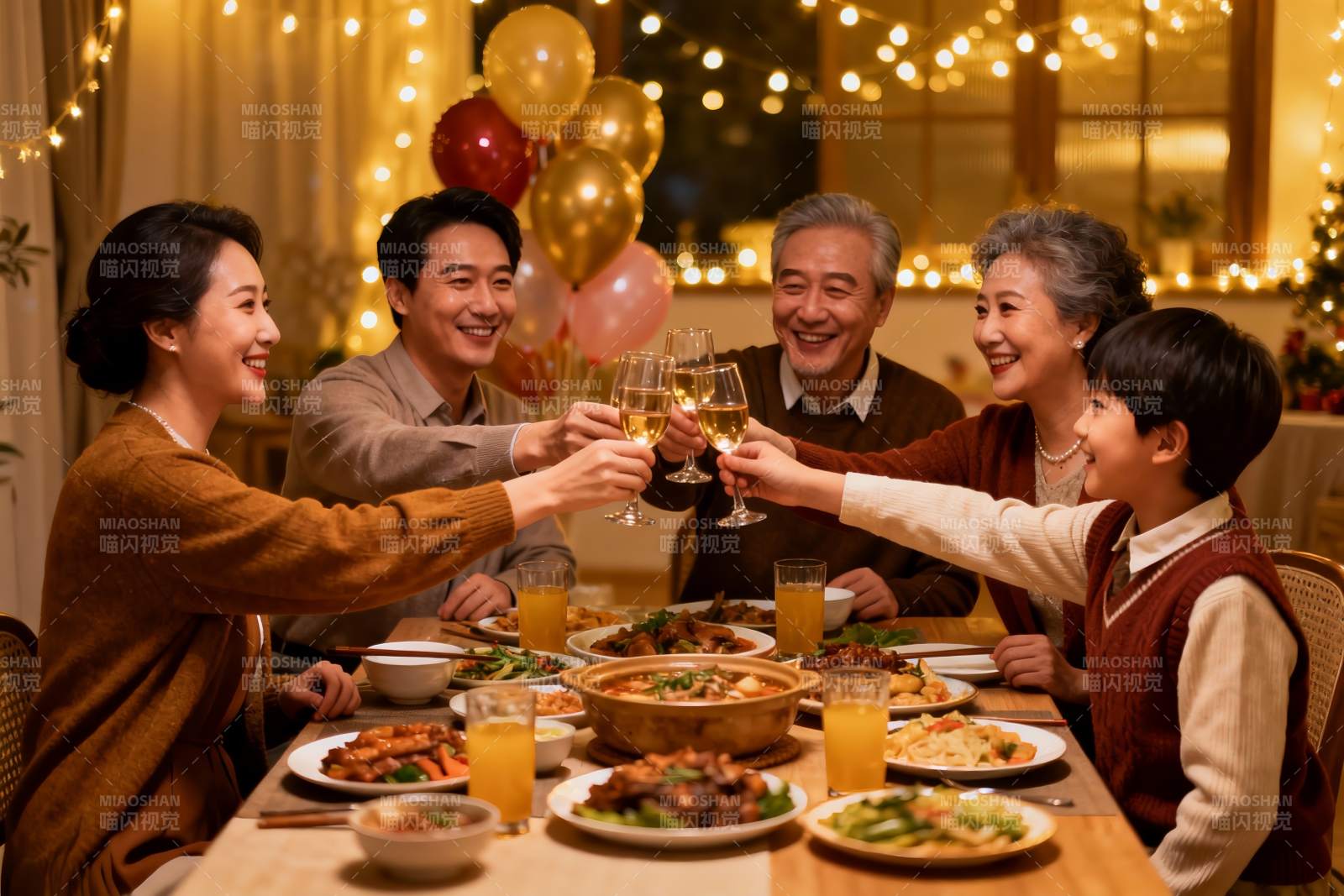 家庭聚餐欢庆时刻图片