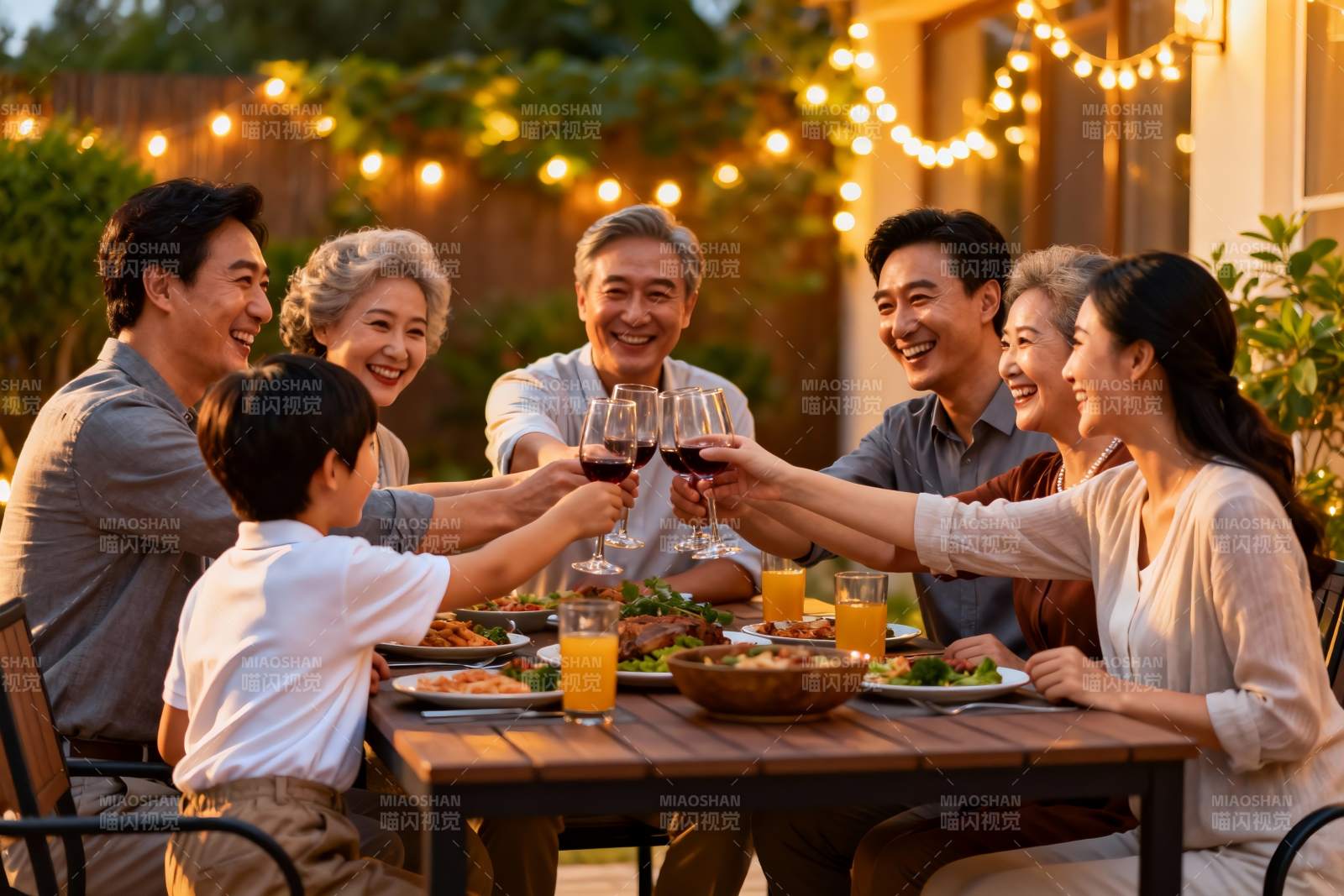 家庭聚餐欢庆时刻图片