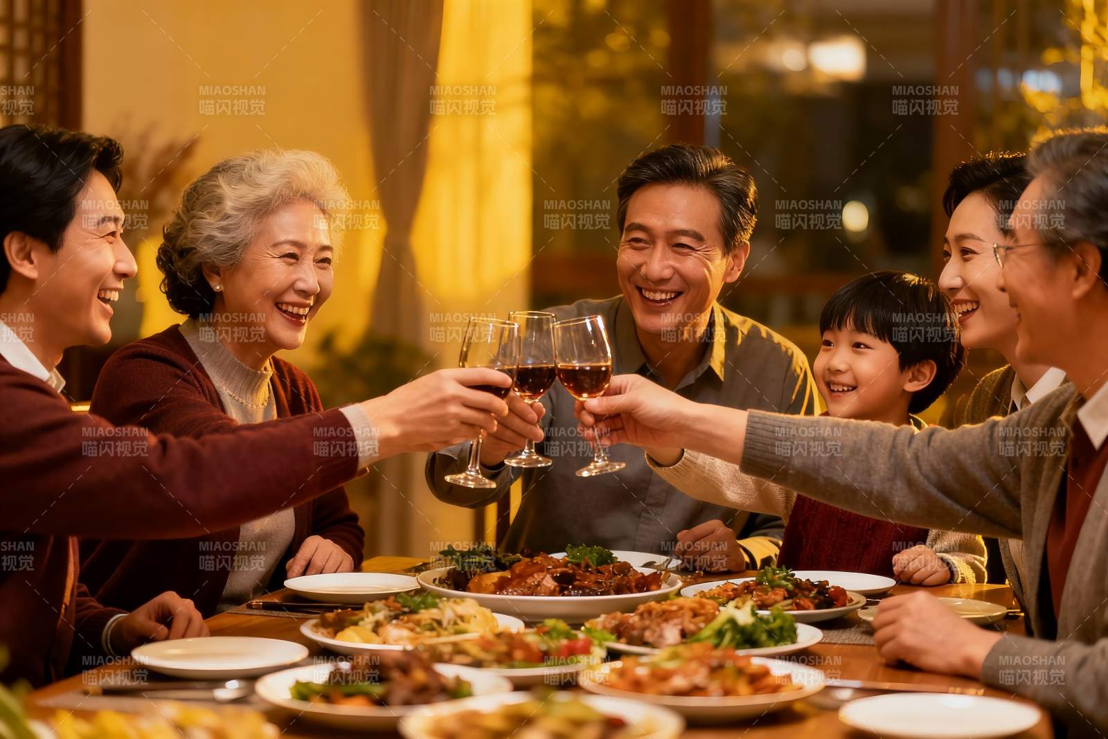 家庭聚餐欢庆时刻图片