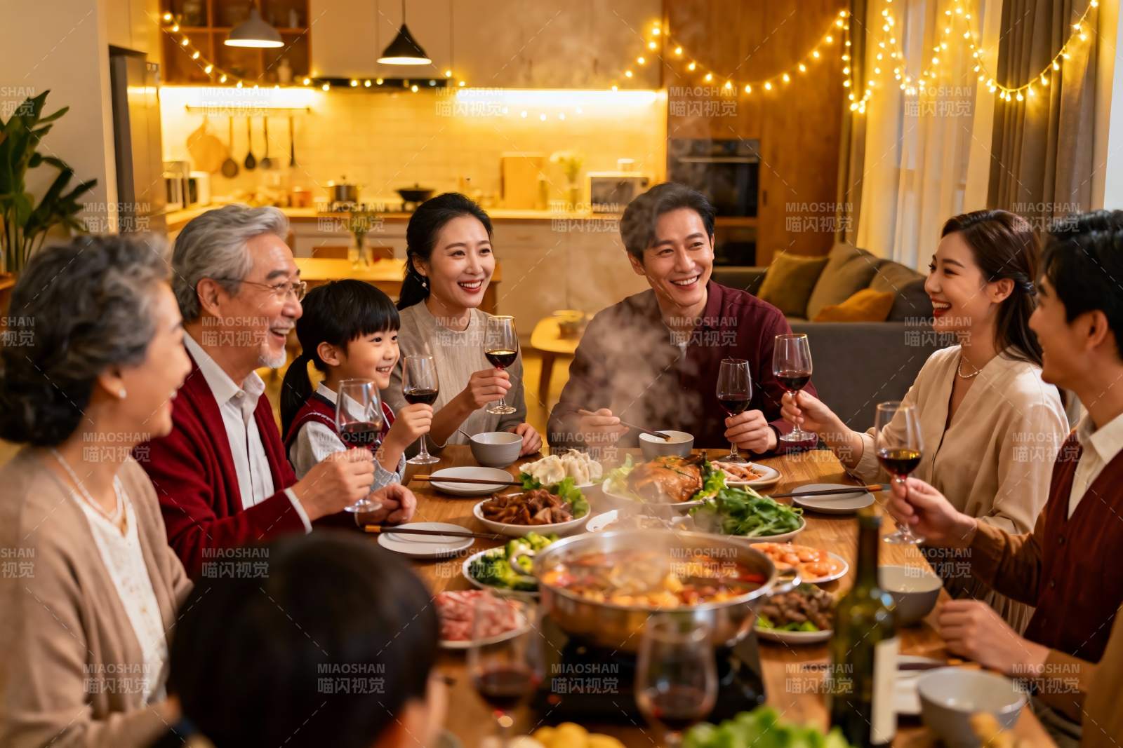 温馨家庭聚餐欢庆时刻图片