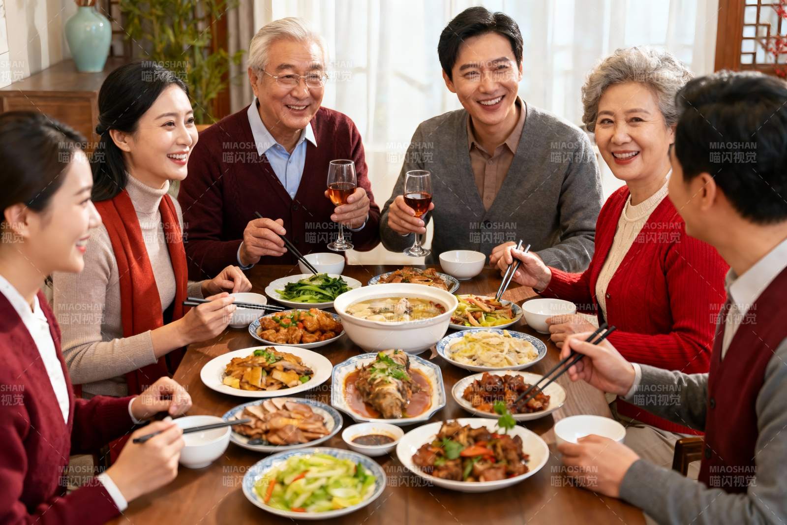 三代同堂家庭聚餐其乐融融图片