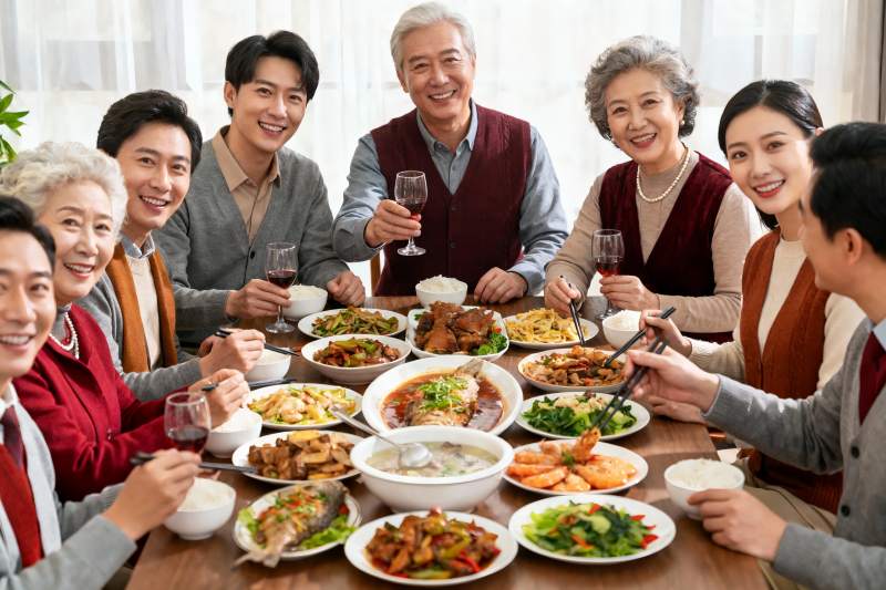 三代同堂家庭聚餐其乐融融图片