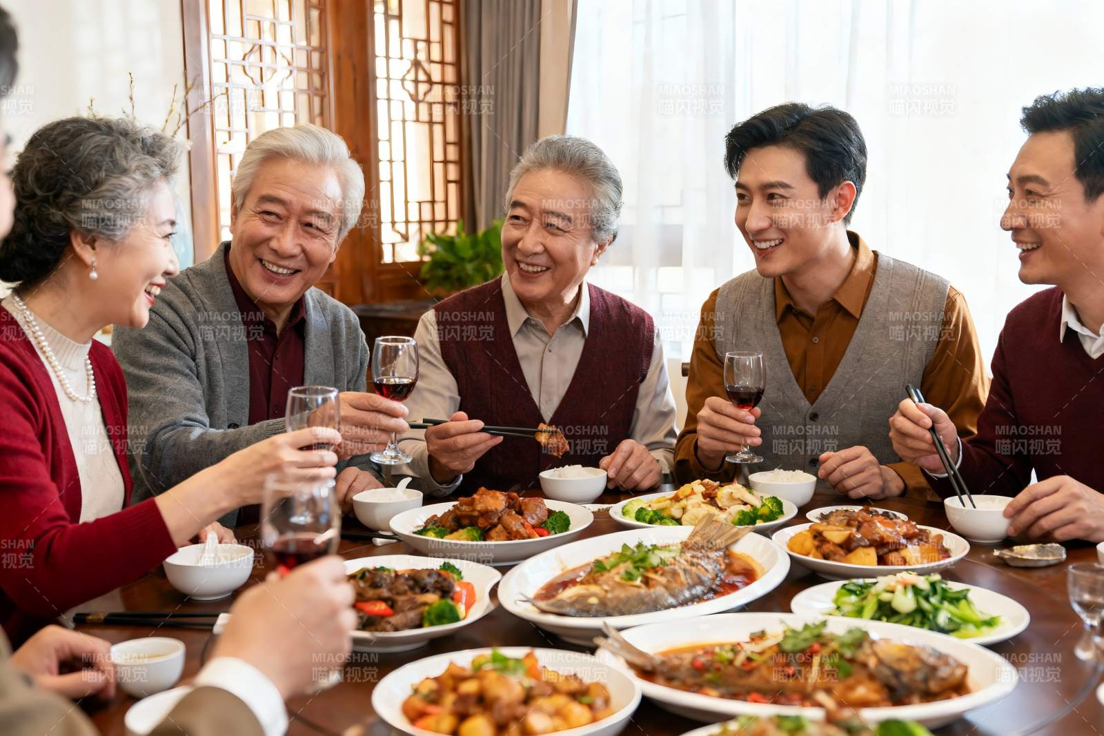 三代同堂家庭聚餐其乐融融图片