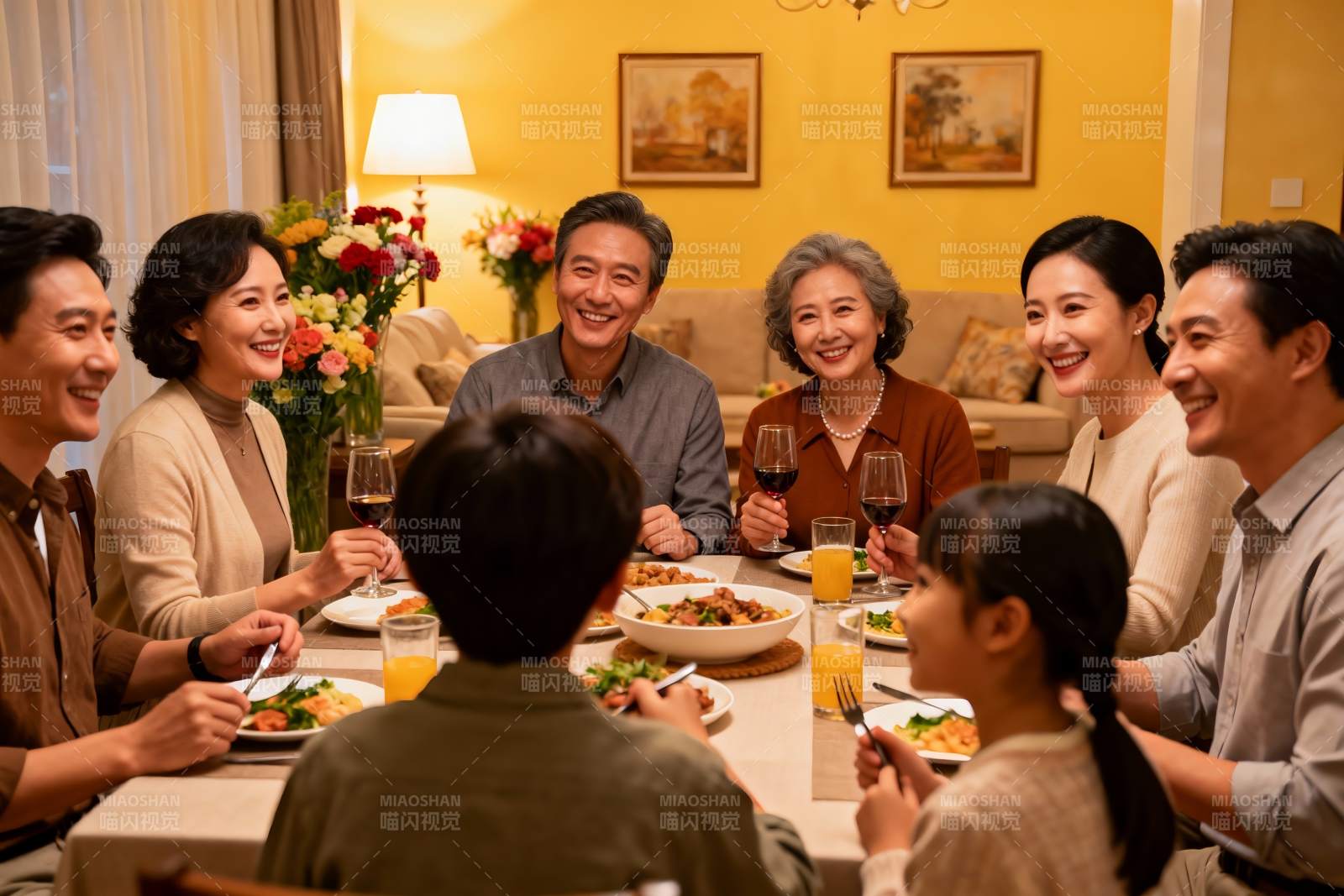 温馨家庭聚餐其乐融融图片