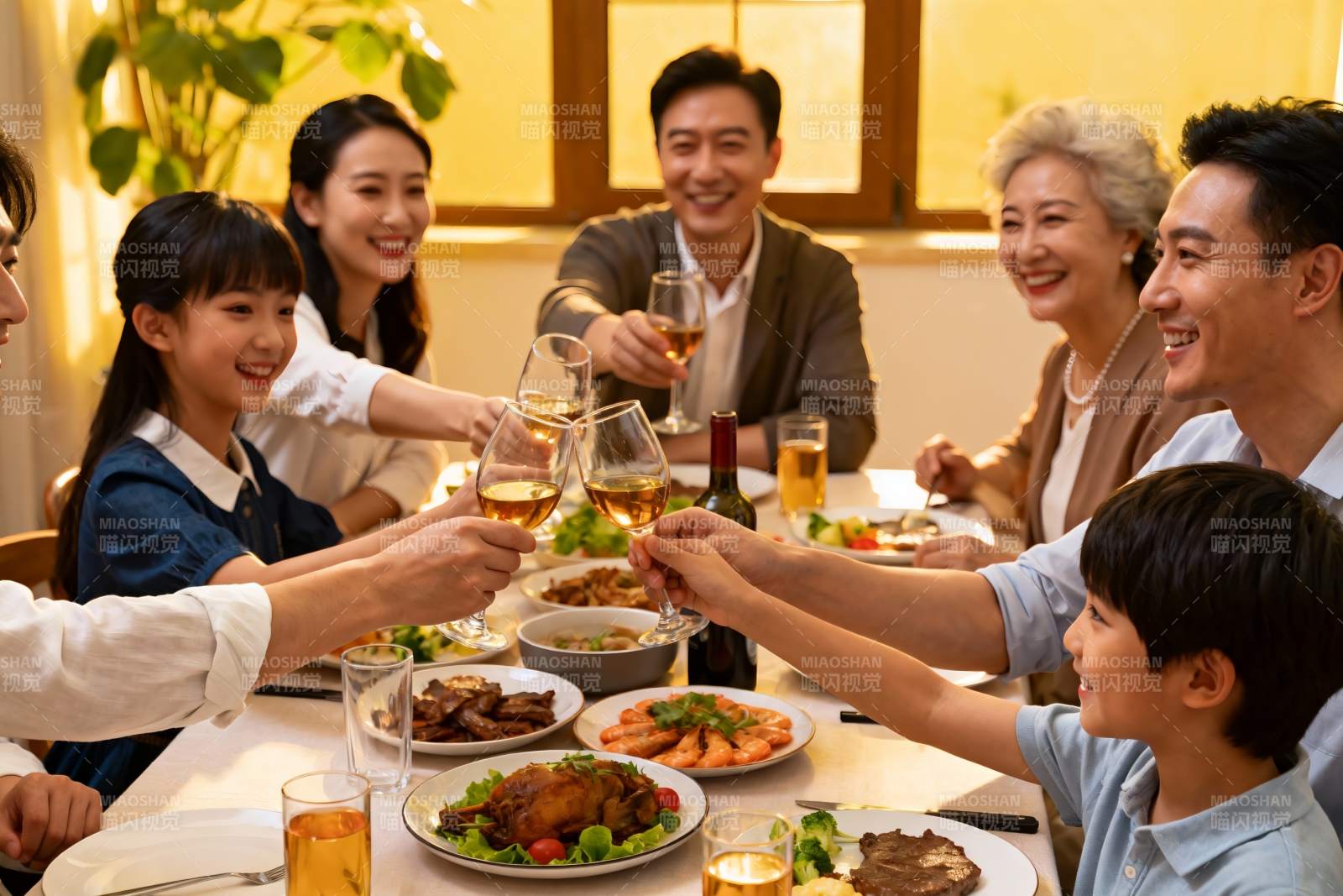 家庭聚餐欢庆时刻图片