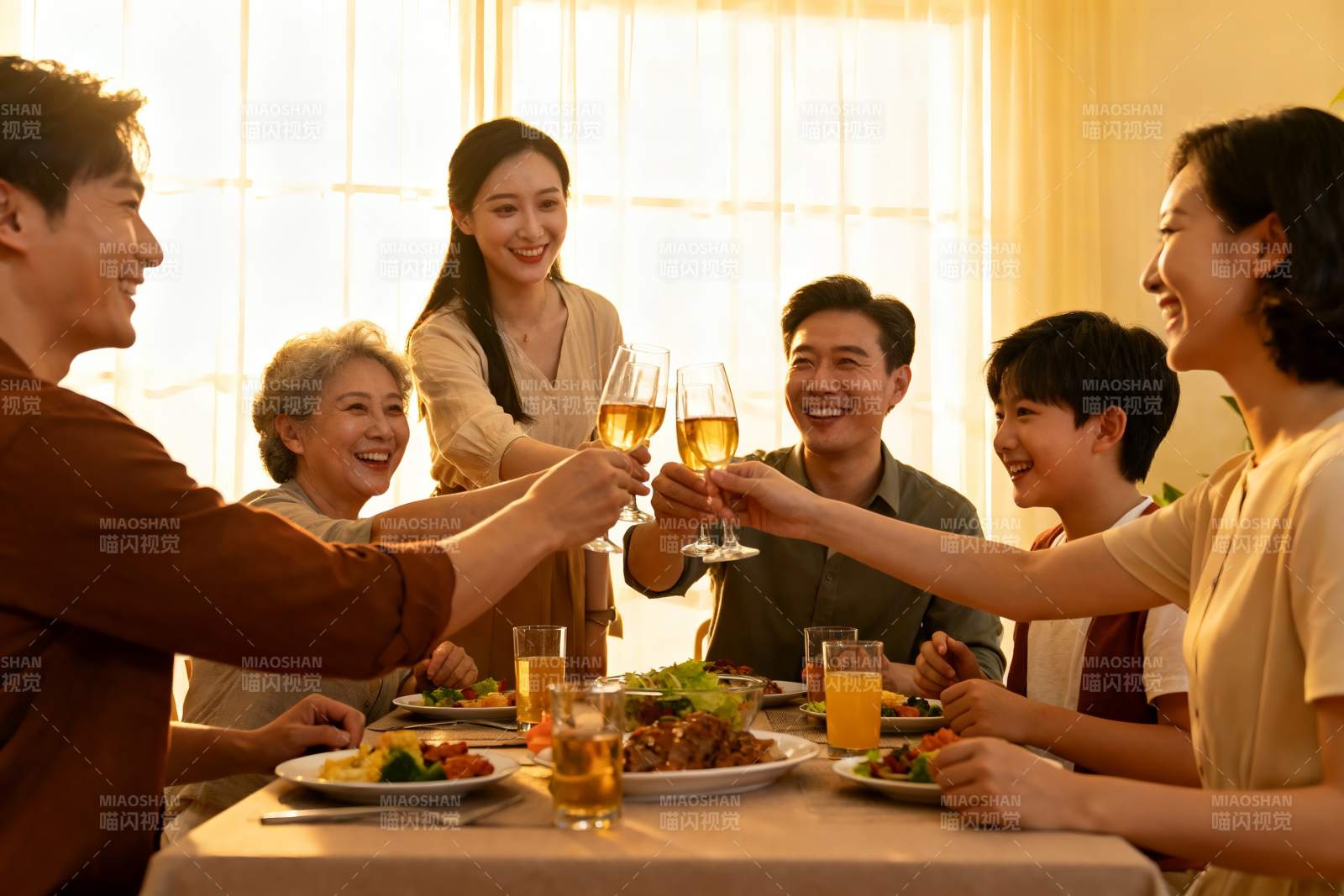 家庭聚餐欢庆时刻图片