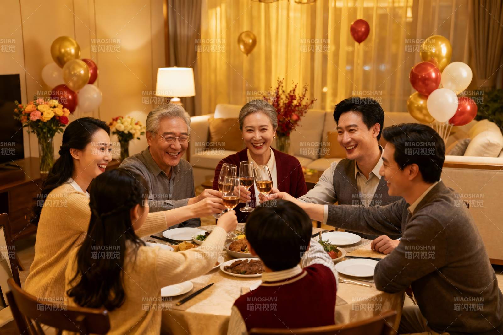 家庭聚餐欢庆时刻图片