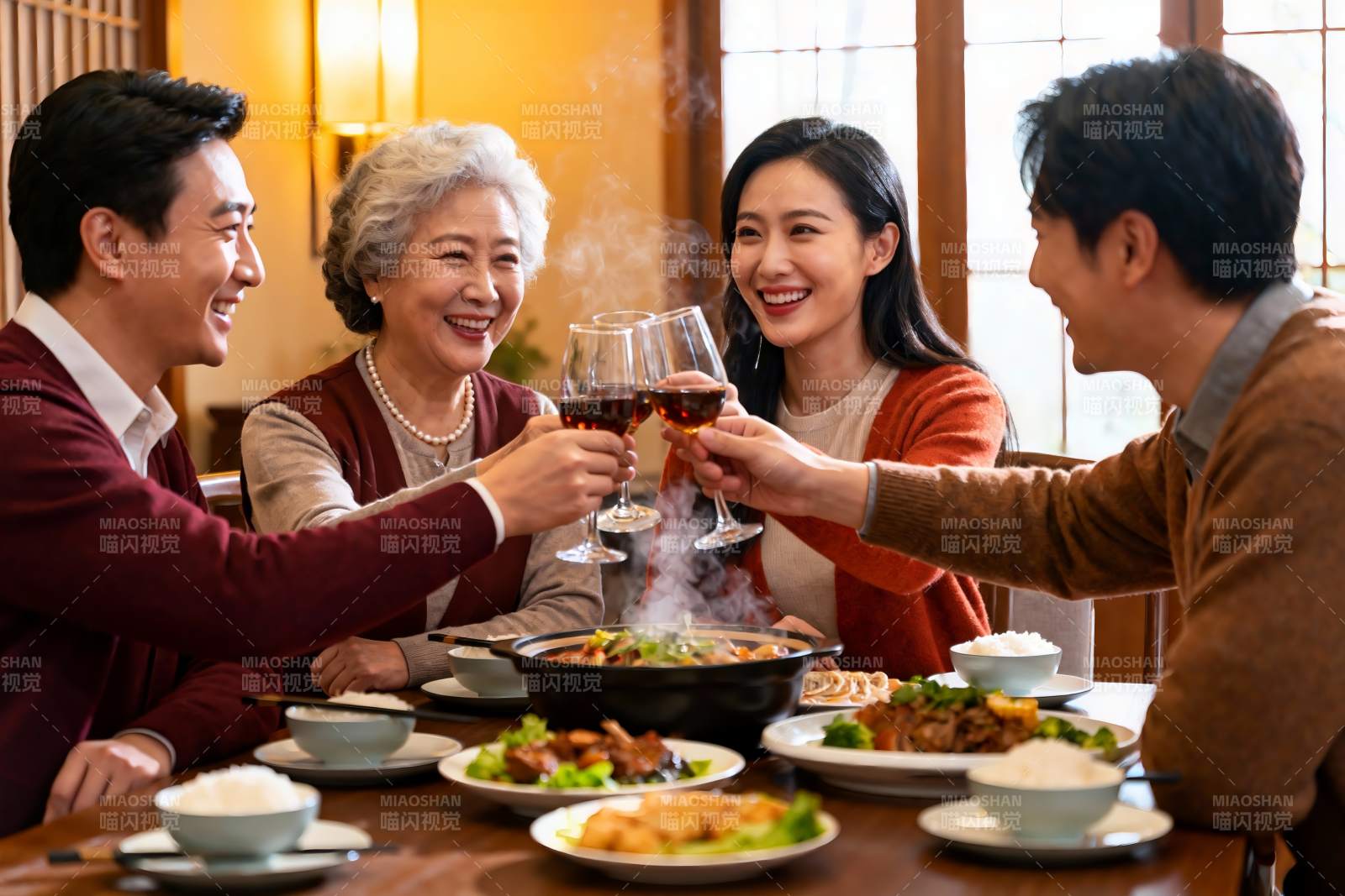 家庭聚餐欢庆时刻图片