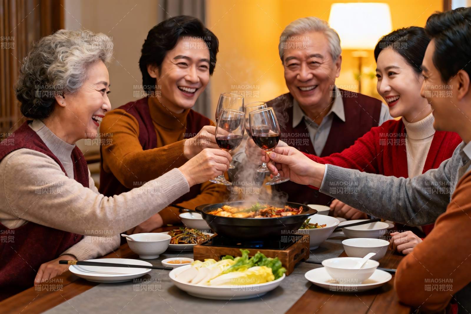 家庭聚餐欢庆时刻图片