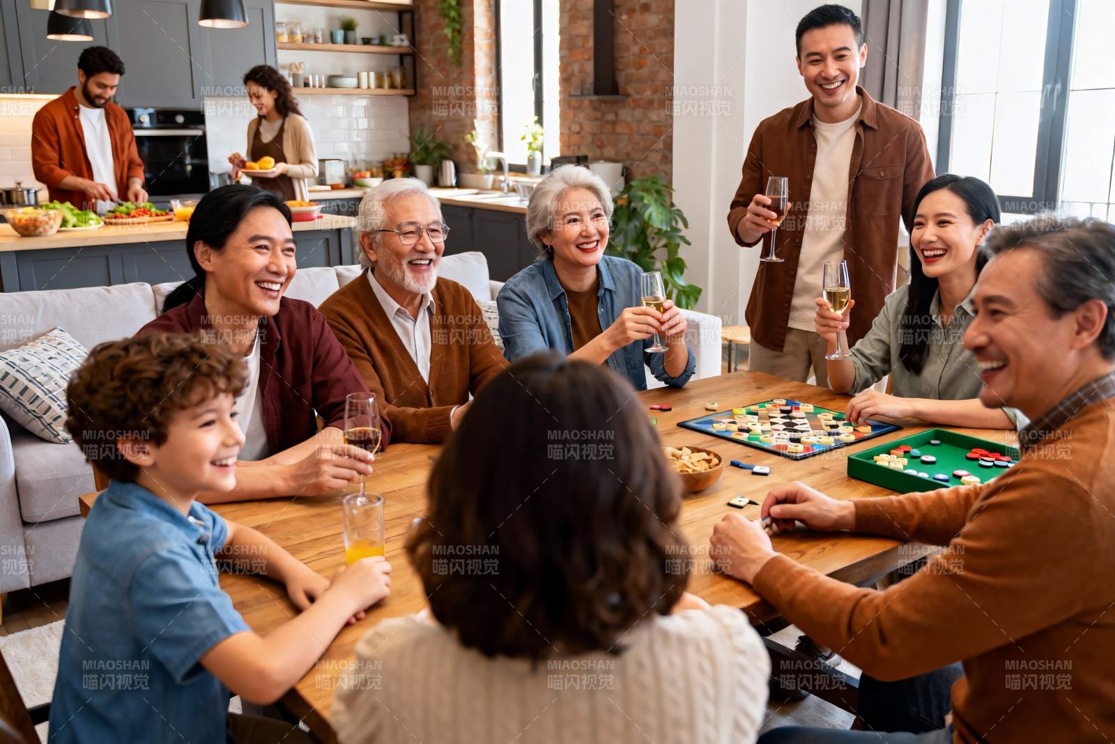 家庭聚会欢聚一堂玩桌游图片