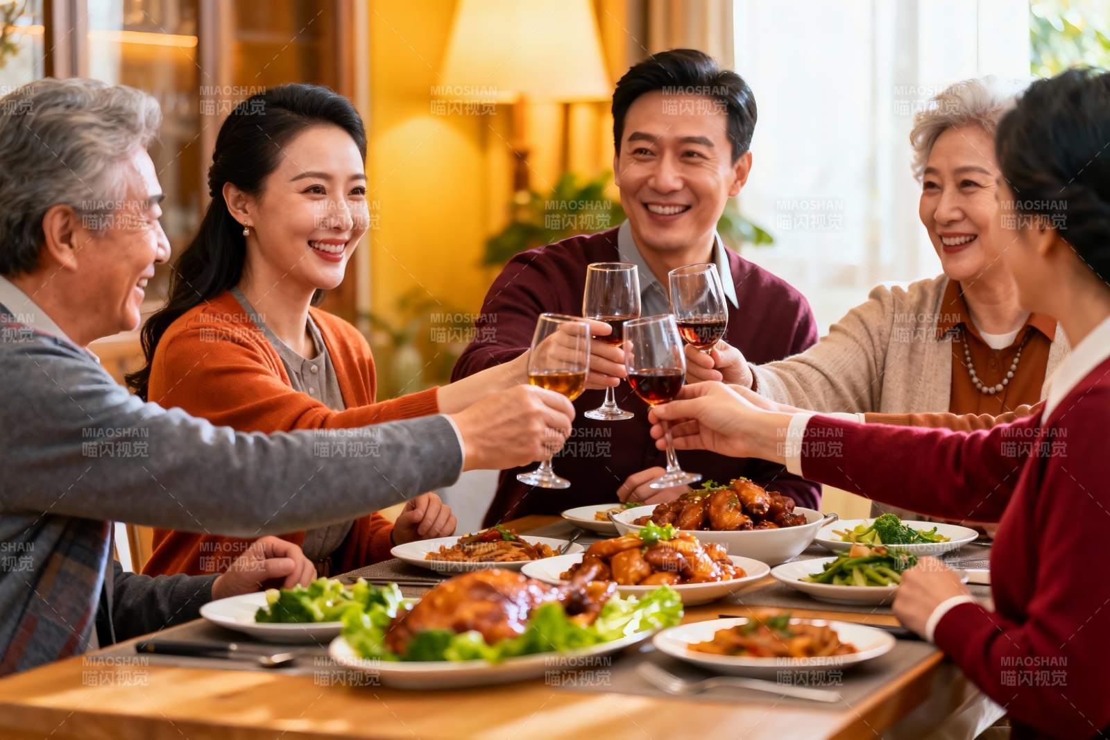 家庭聚餐欢庆时刻图片