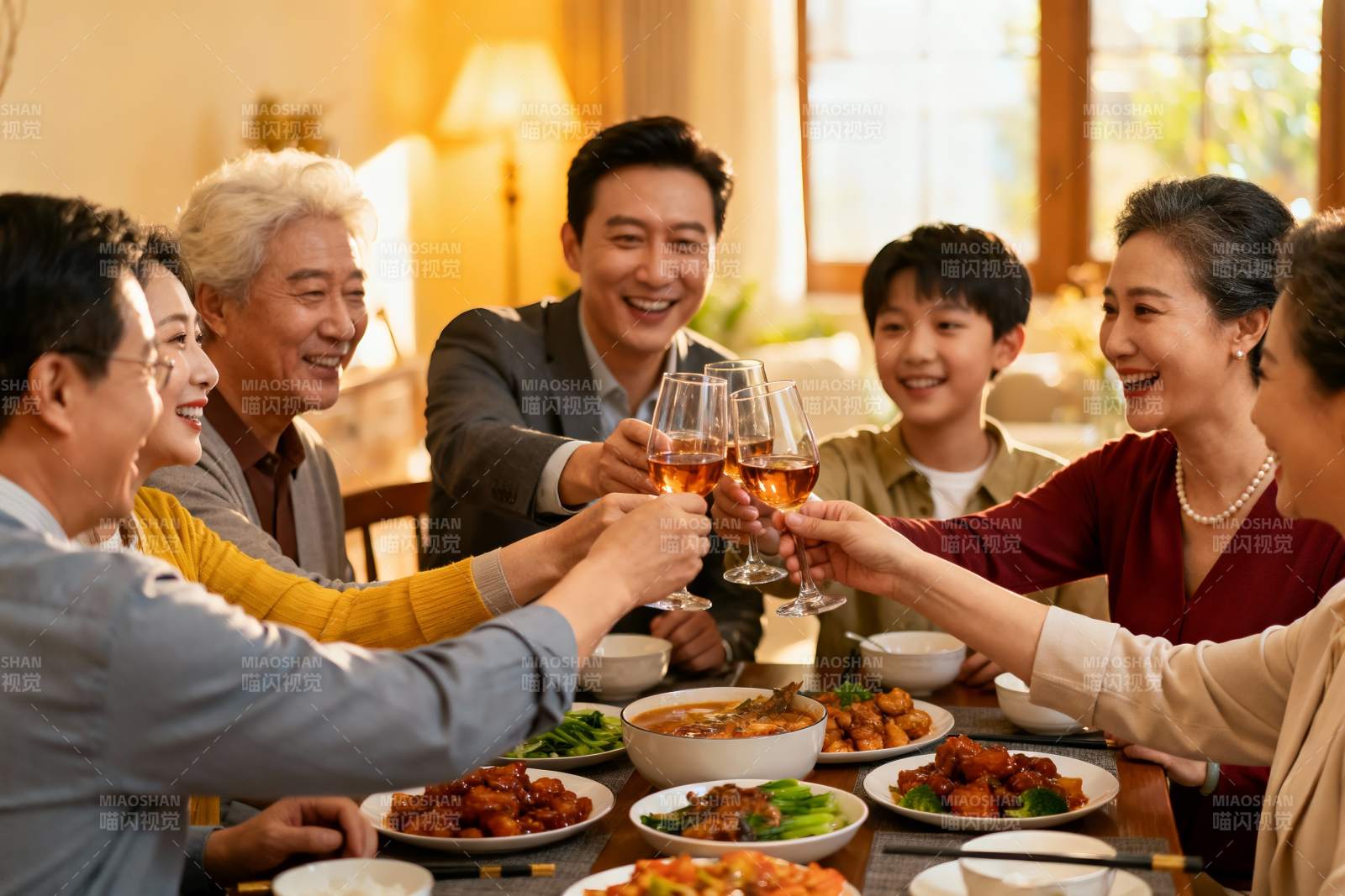 家庭聚餐欢庆时刻图片