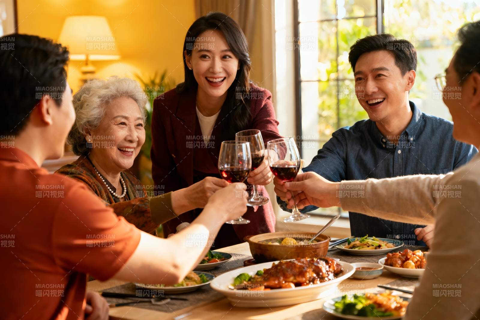 家庭聚餐欢庆时刻图片