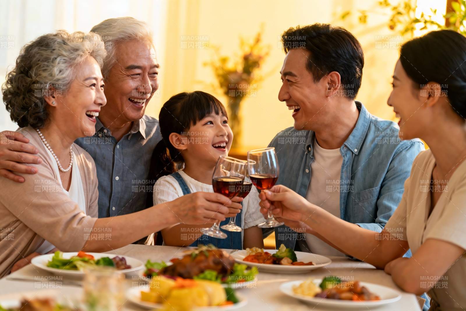 三代同堂家庭聚餐举杯欢庆图片