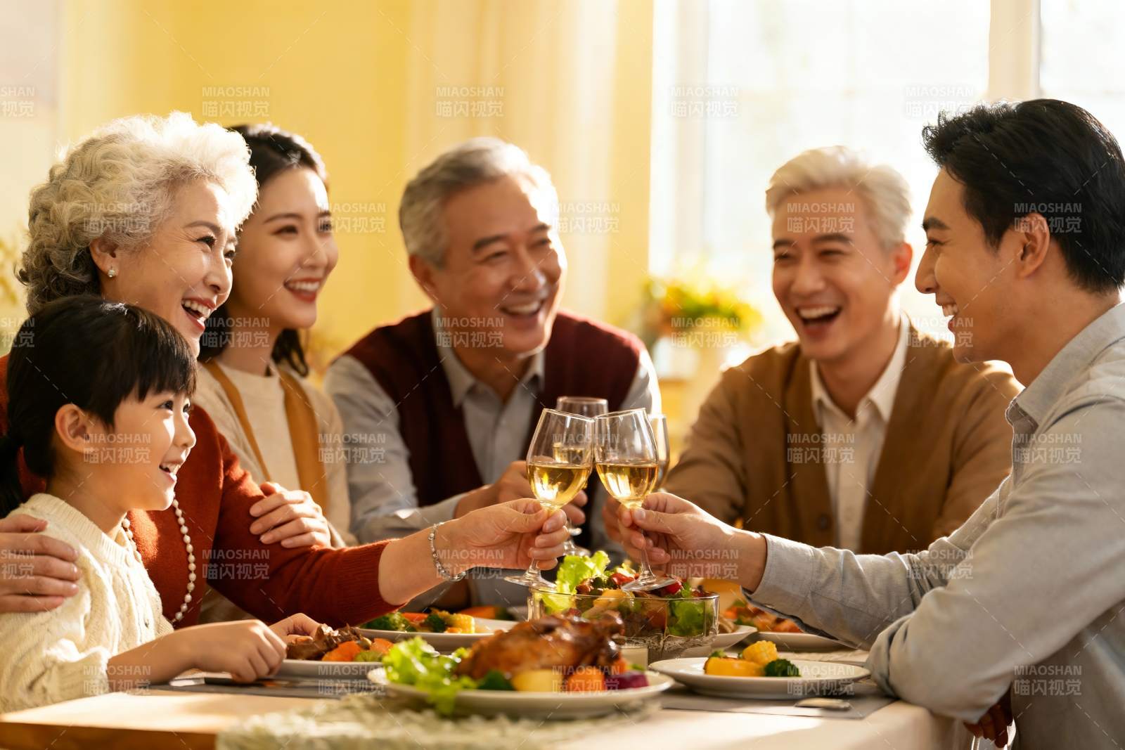 三代同堂家庭聚餐举杯欢庆图片