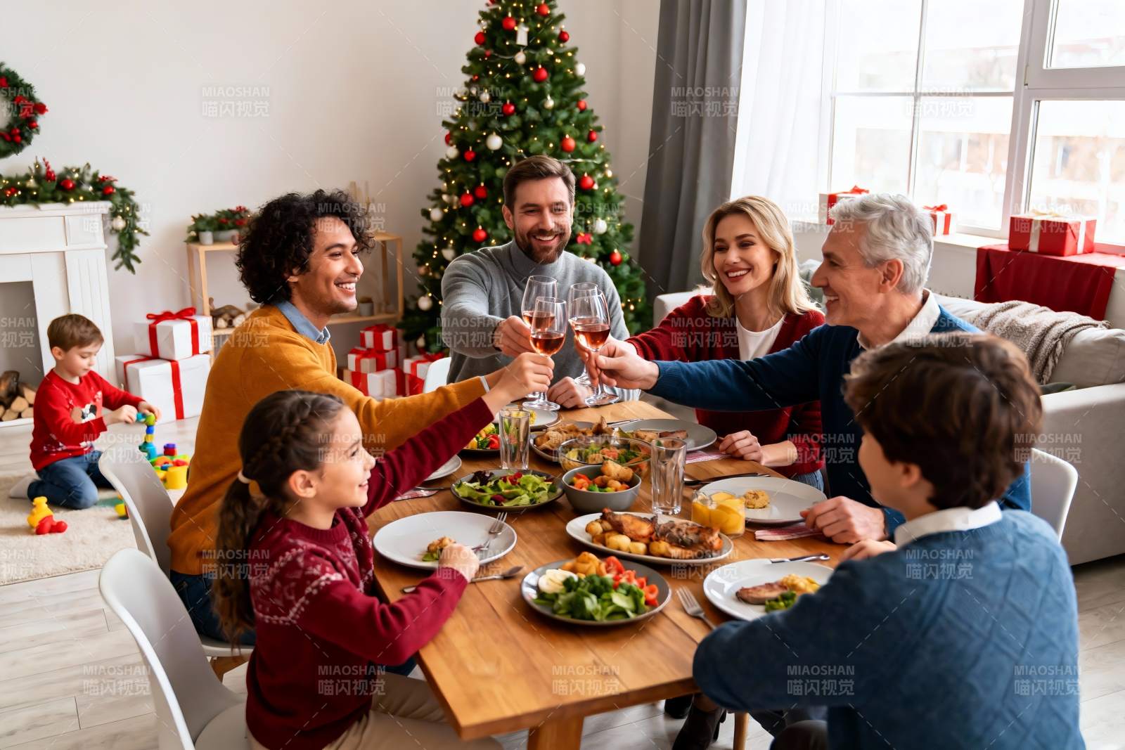 圣诞家庭聚餐举杯欢庆图片