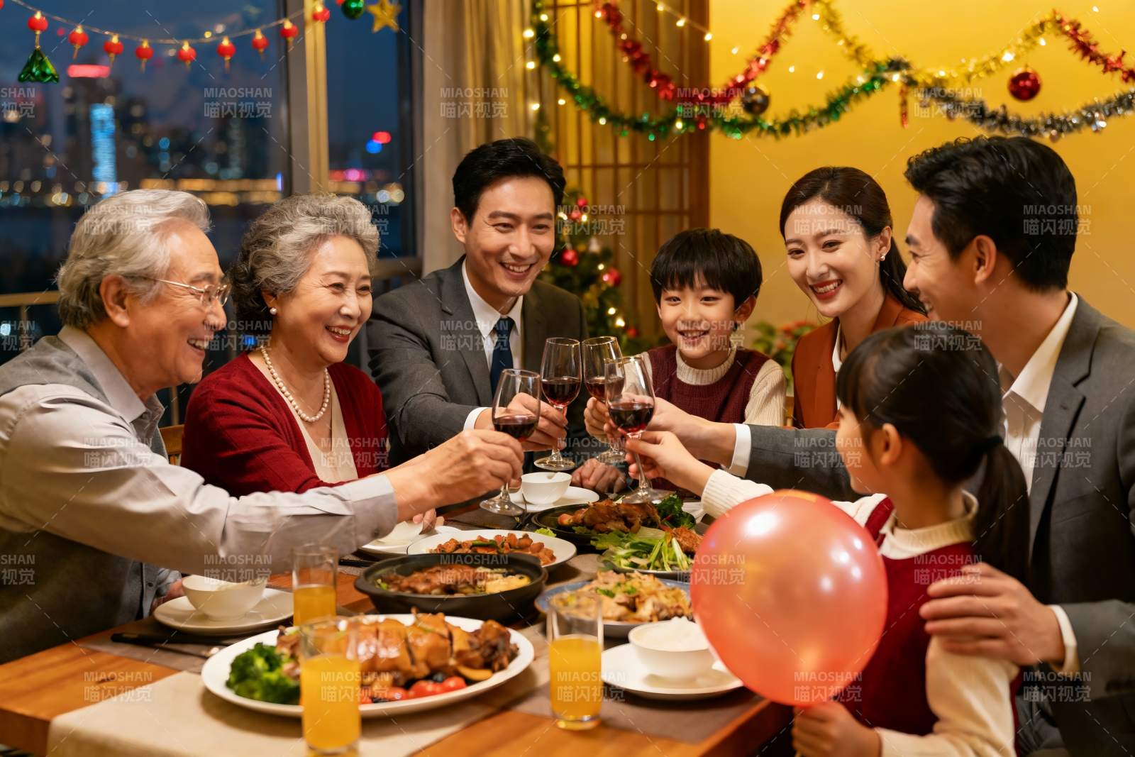 家庭圣诞聚餐欢庆时刻图片