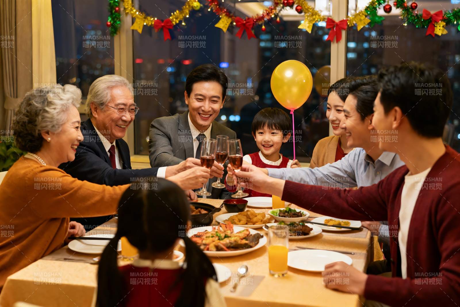 家庭聚餐欢庆节日温馨场景图片