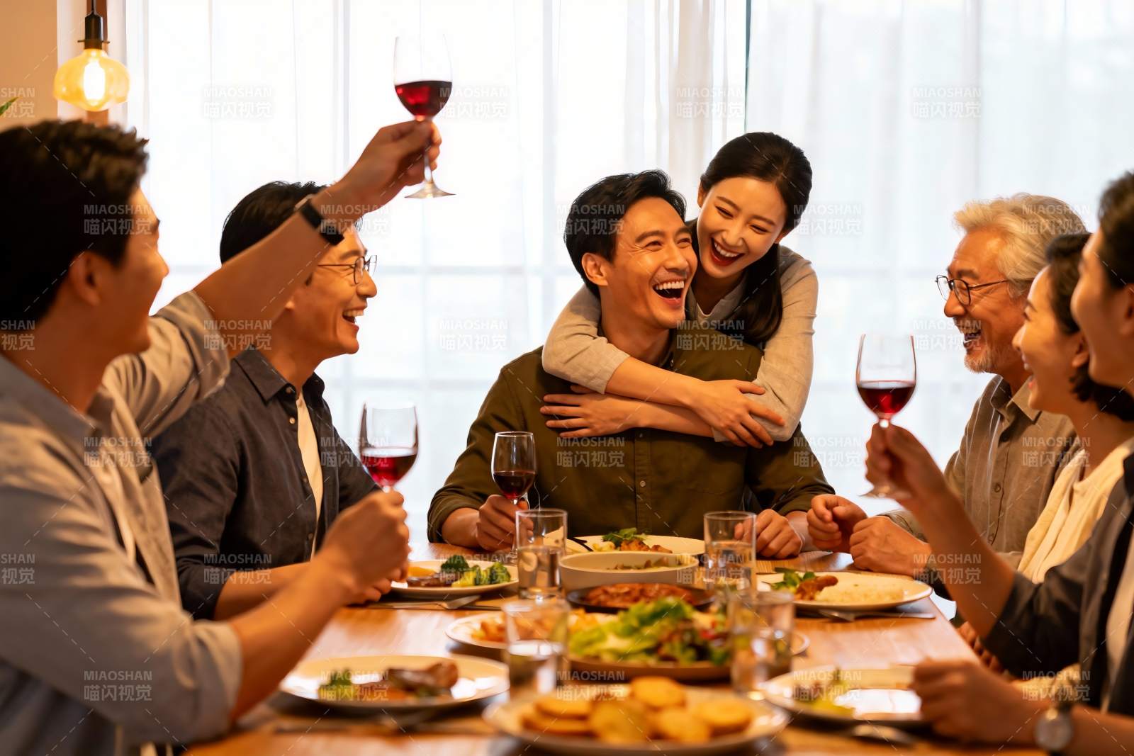 家庭聚餐欢庆时刻图片