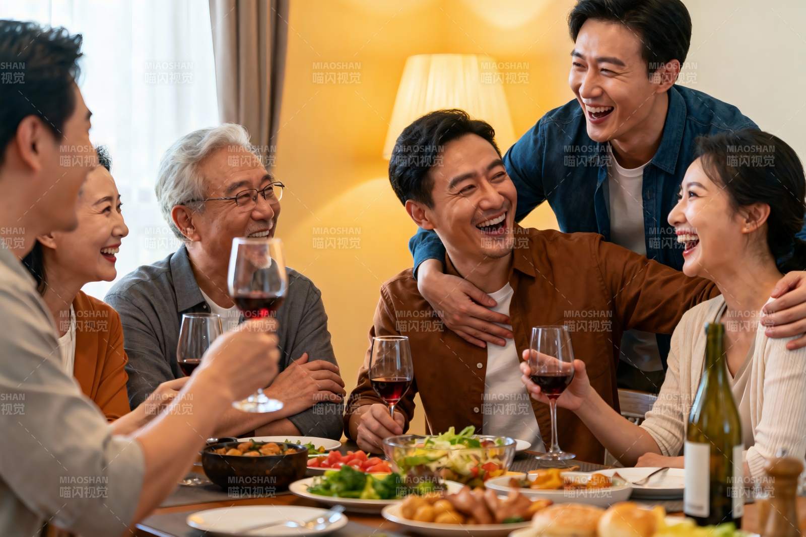 家庭聚餐欢笑场景图片