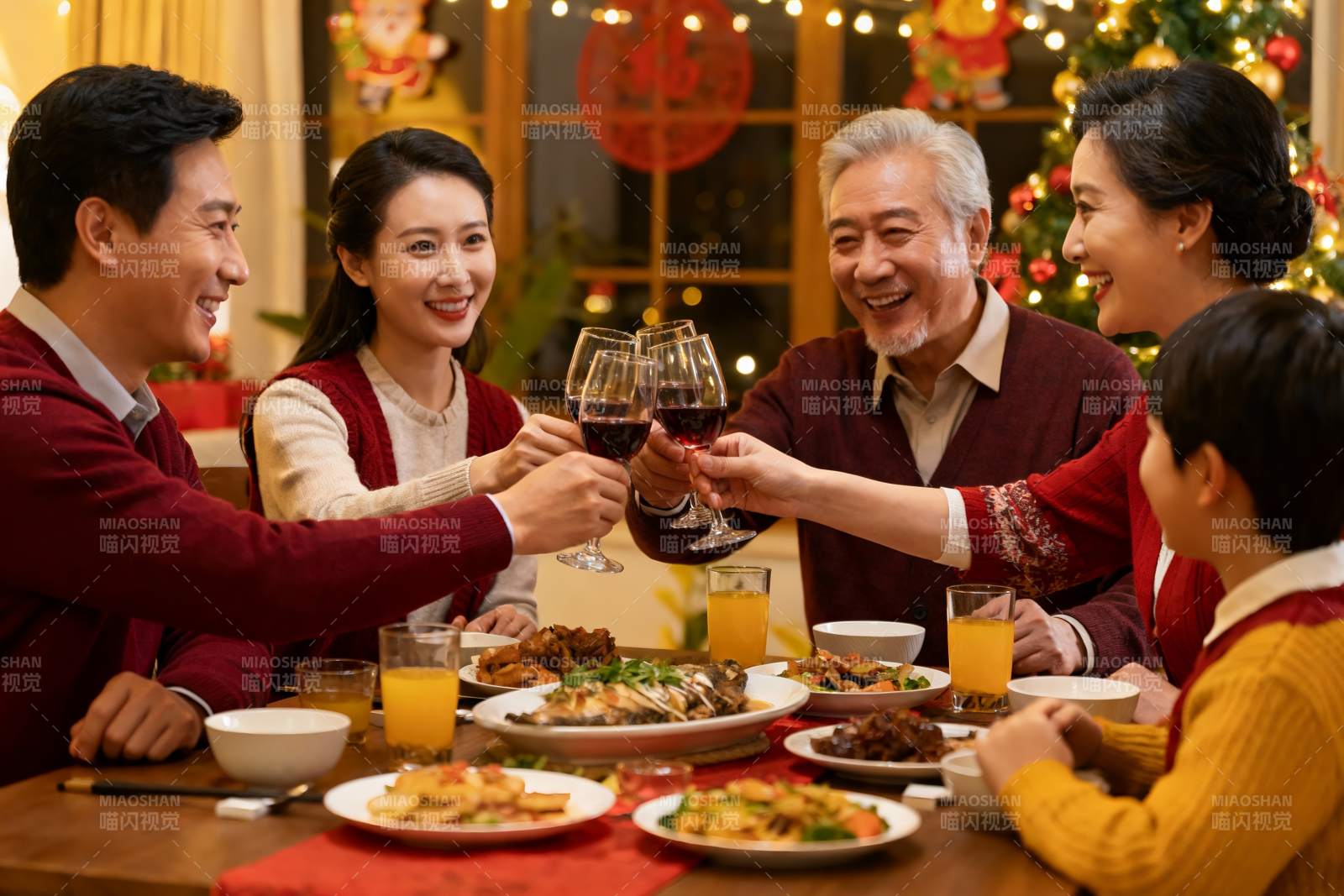 家庭聚餐欢庆节日温馨场景图片