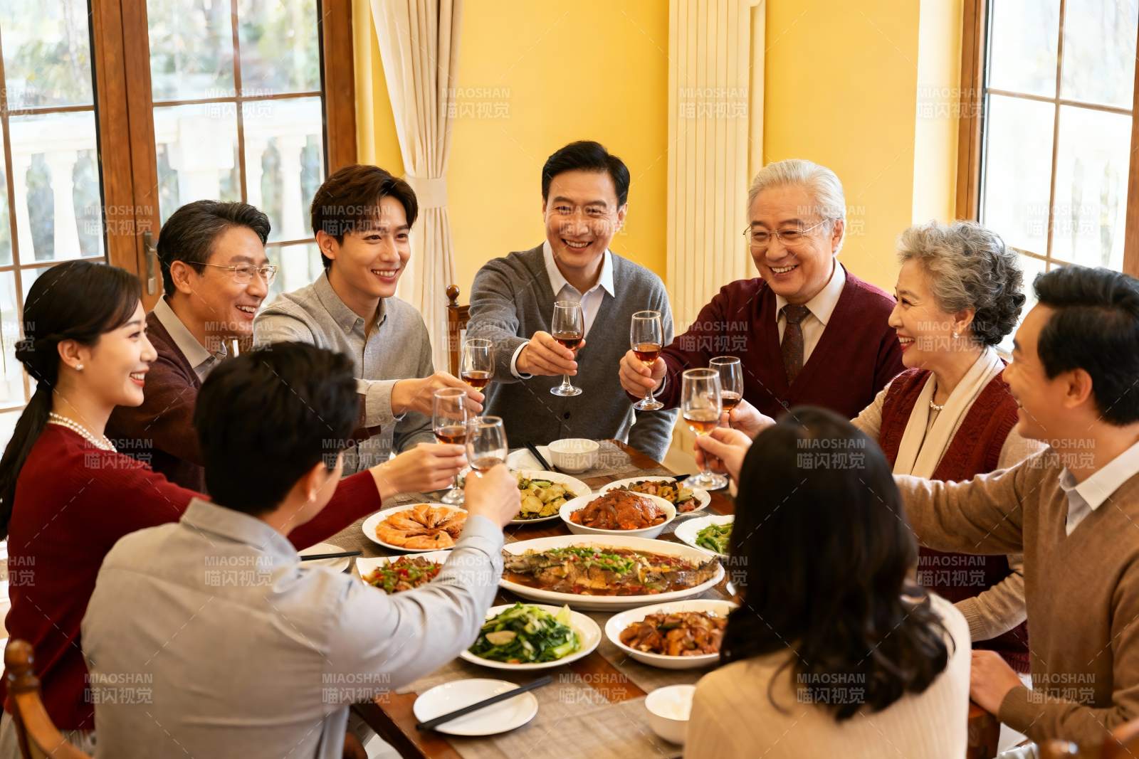 家庭聚餐欢庆时刻图片