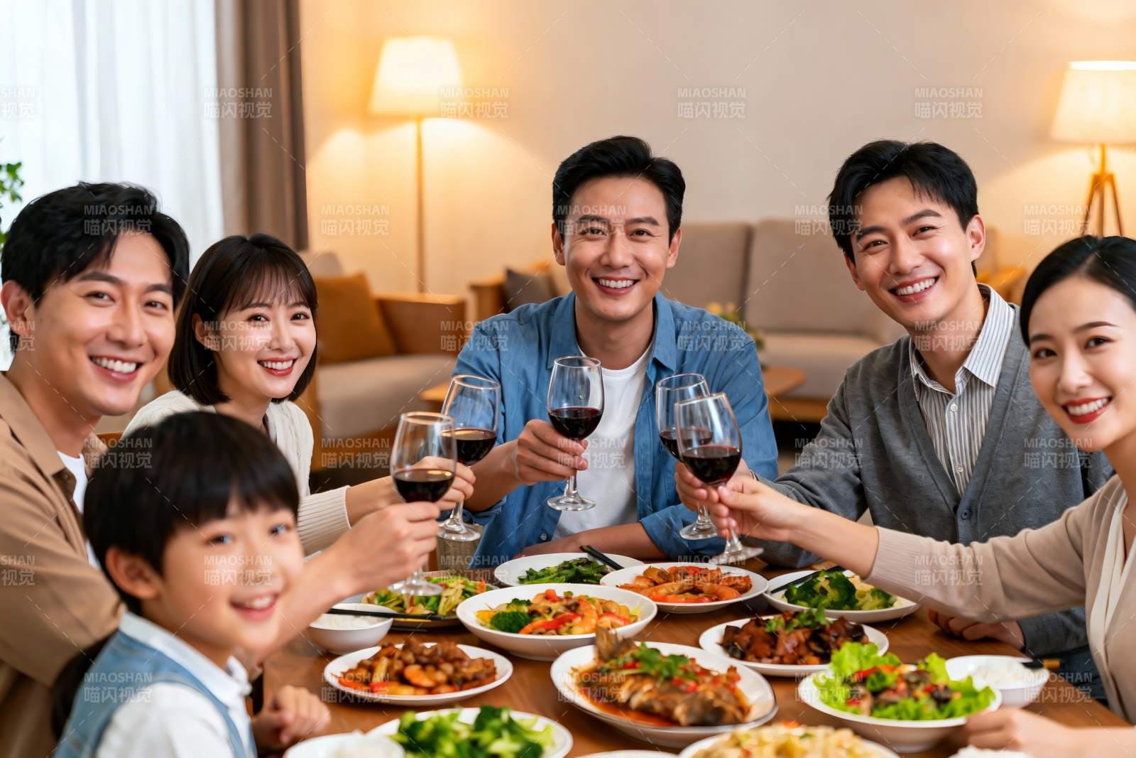 家庭聚餐欢庆时刻图片