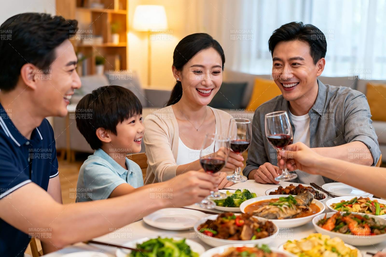 四口之家共进晚餐举杯欢庆图片