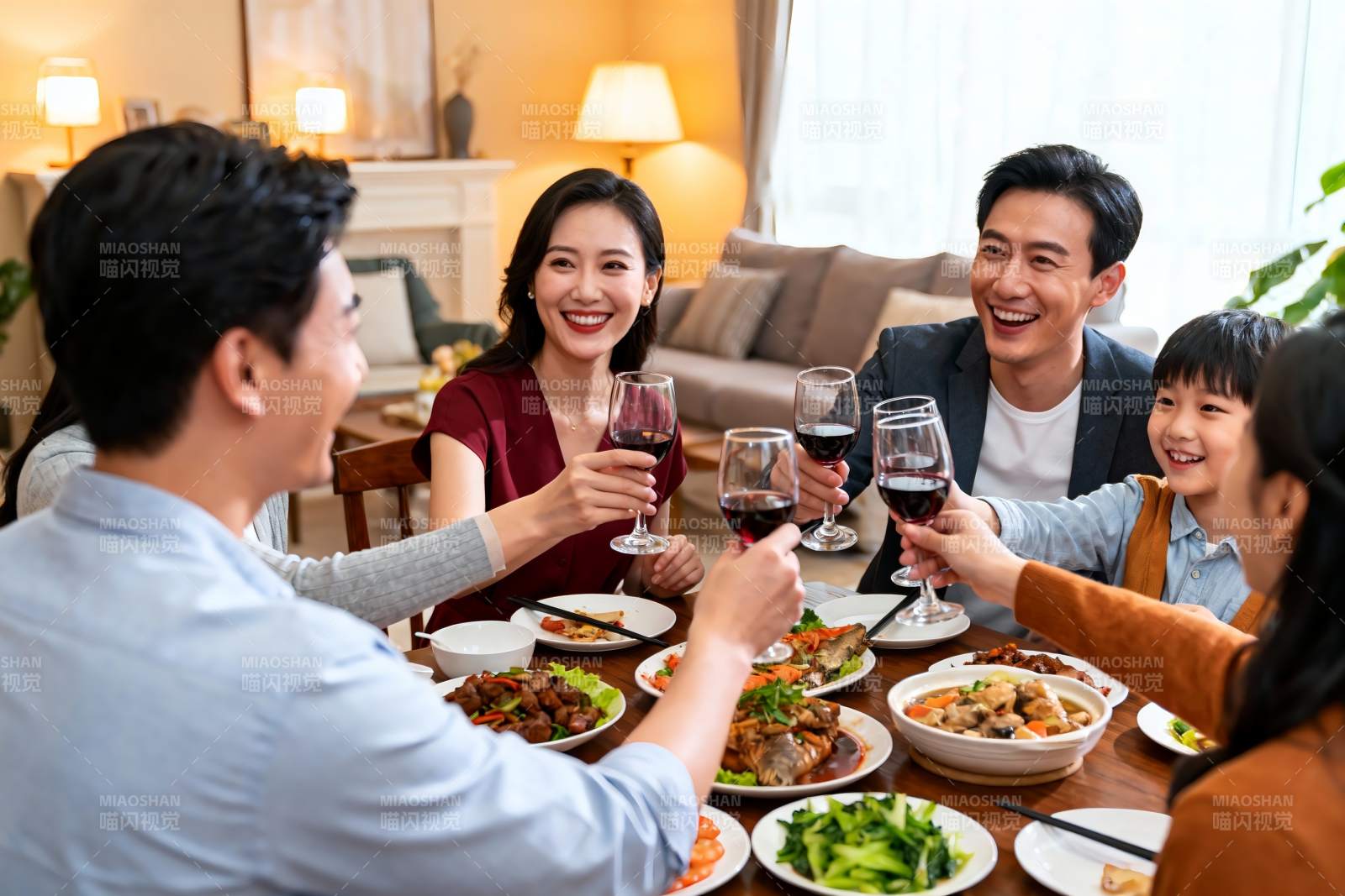 家庭聚餐欢庆时刻图片